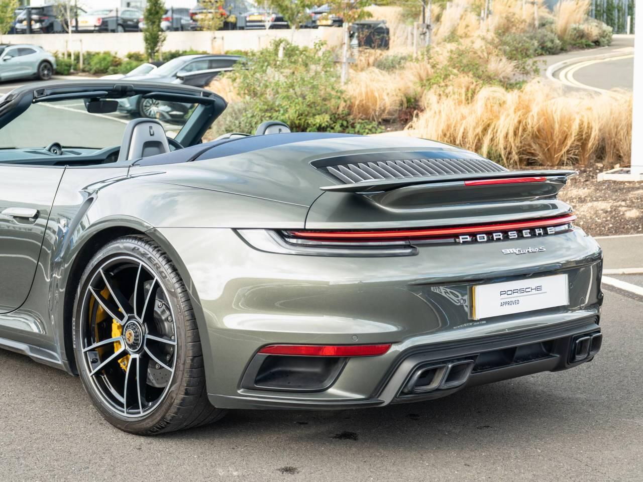 Porsche 911 view 8