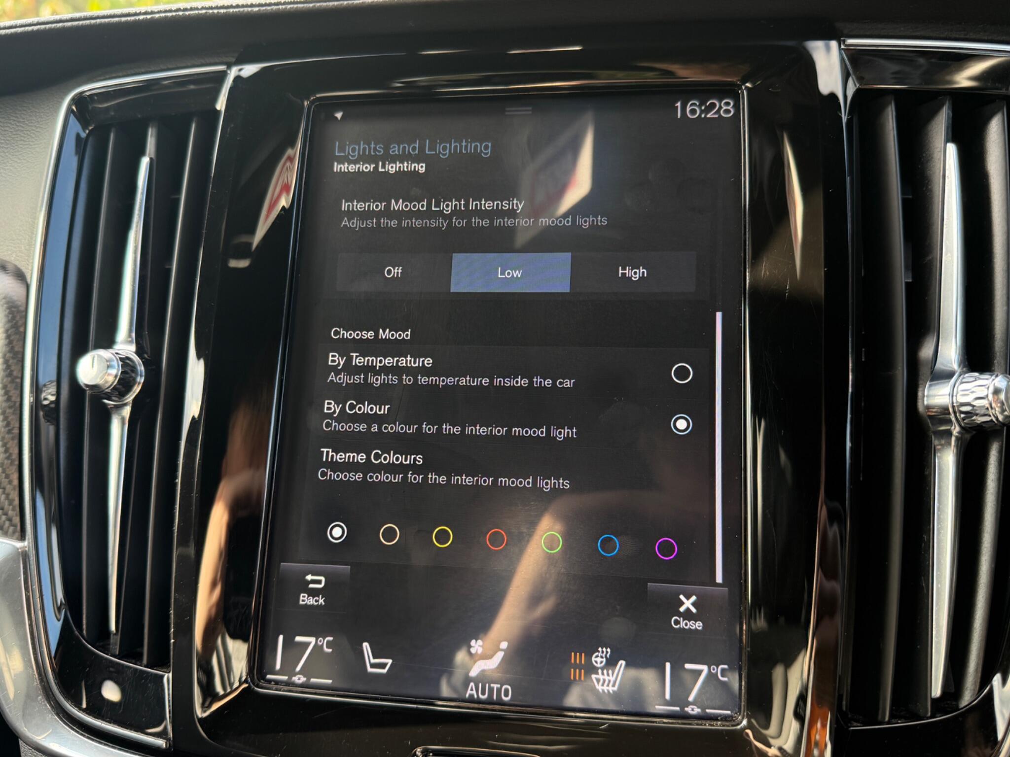 Volvo V90 Cross Country view 41