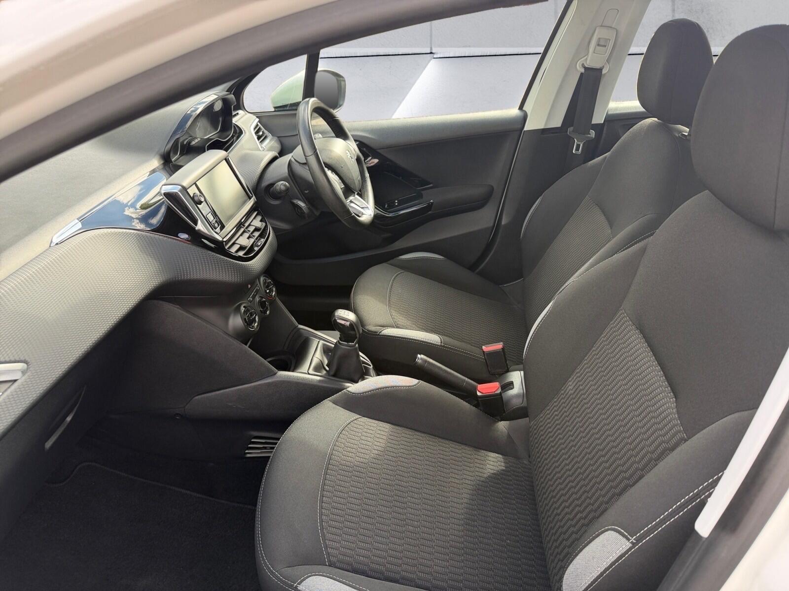 Peugeot 208 view 14