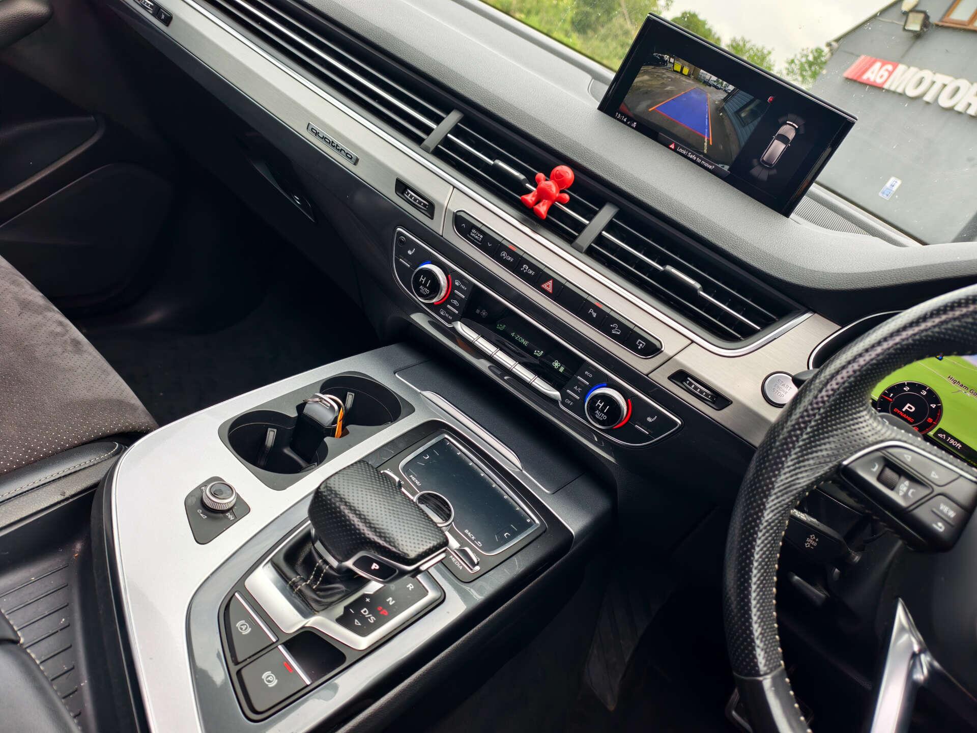 Audi Q7 view 37