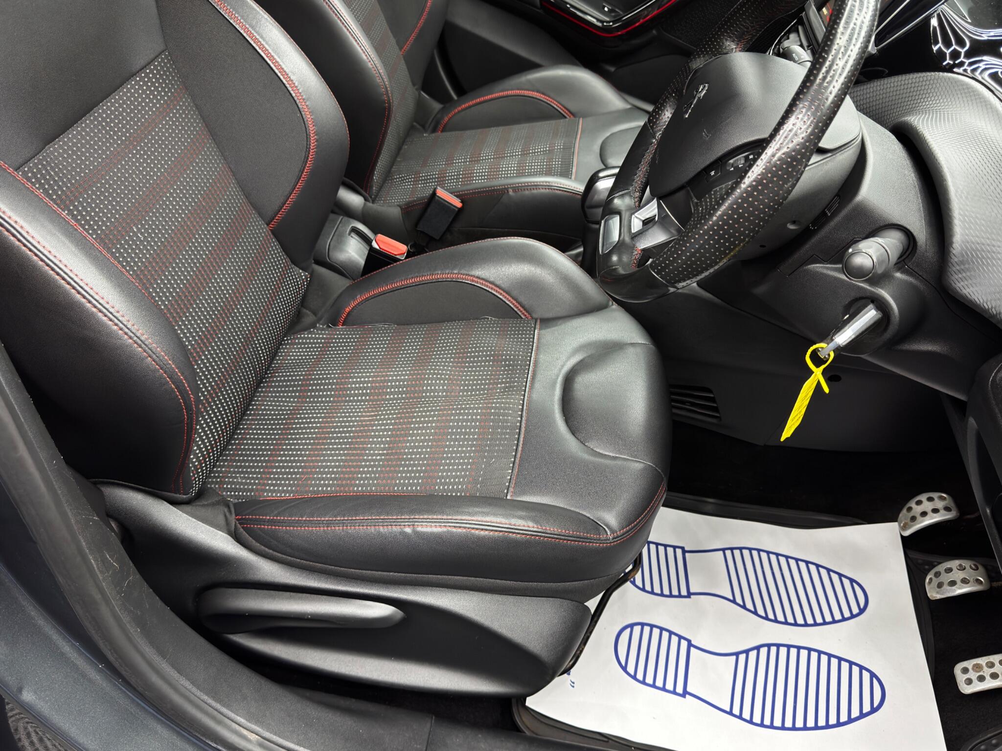 Peugeot 208 view 13