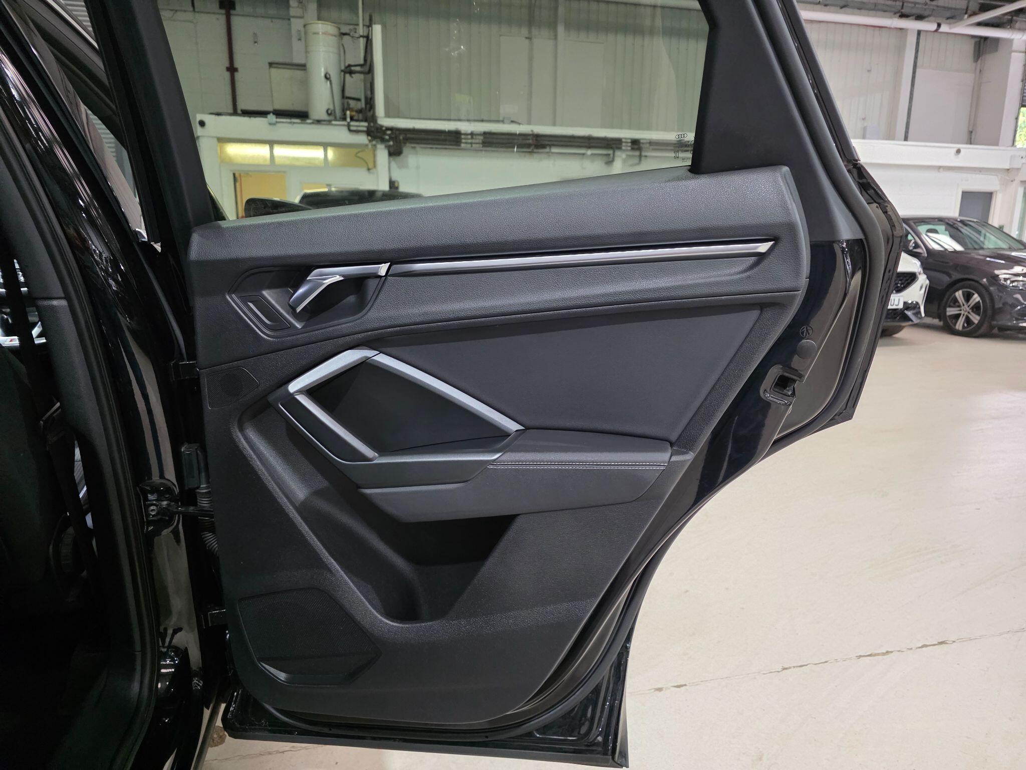 Audi Q3 view 22