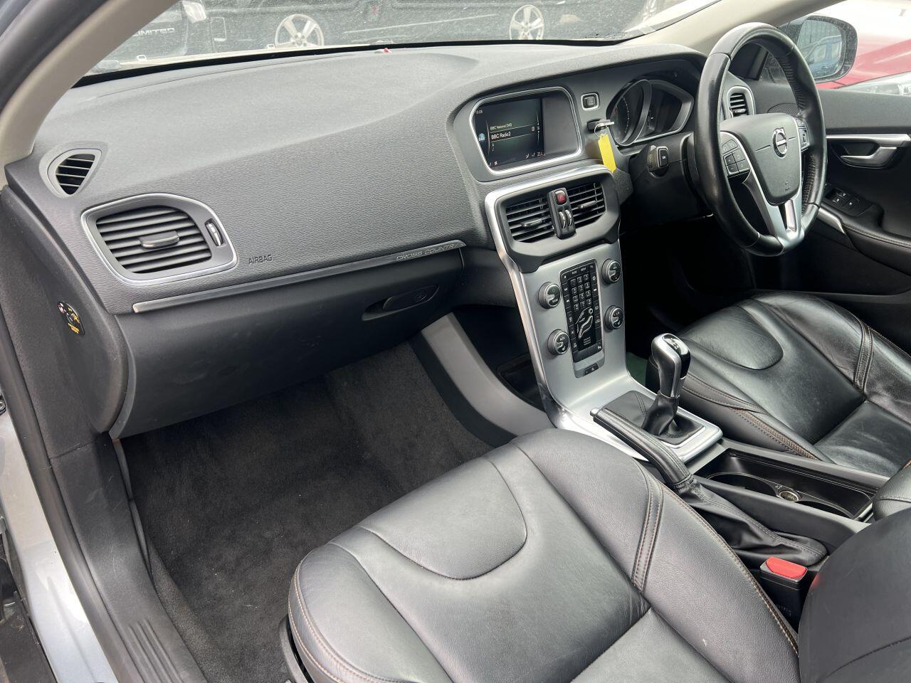 Volvo V40 Cross Country view 22