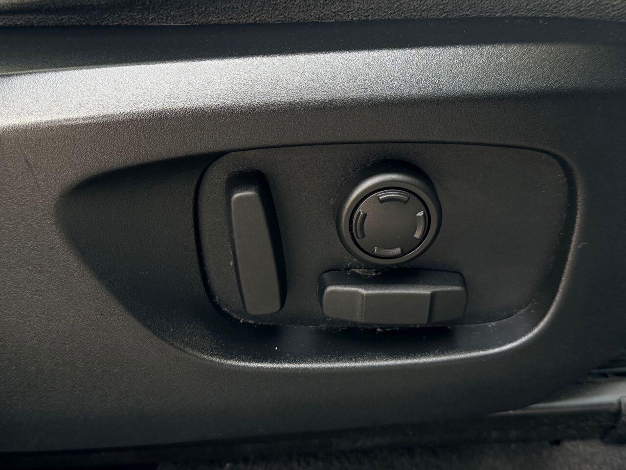 Land Rover Discovery Sport view 30