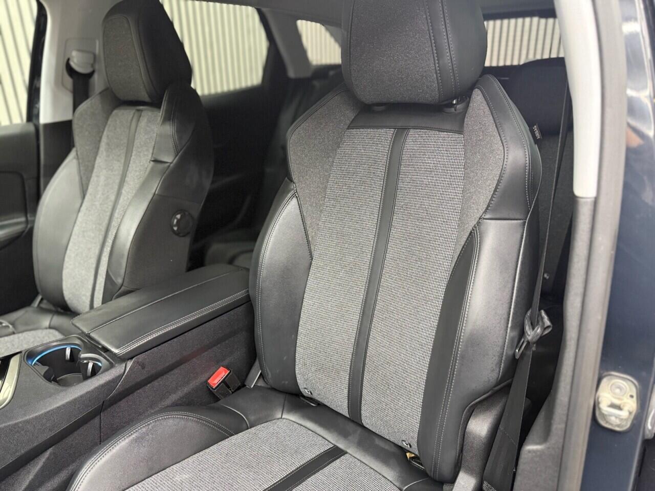 Peugeot 3008 view 6