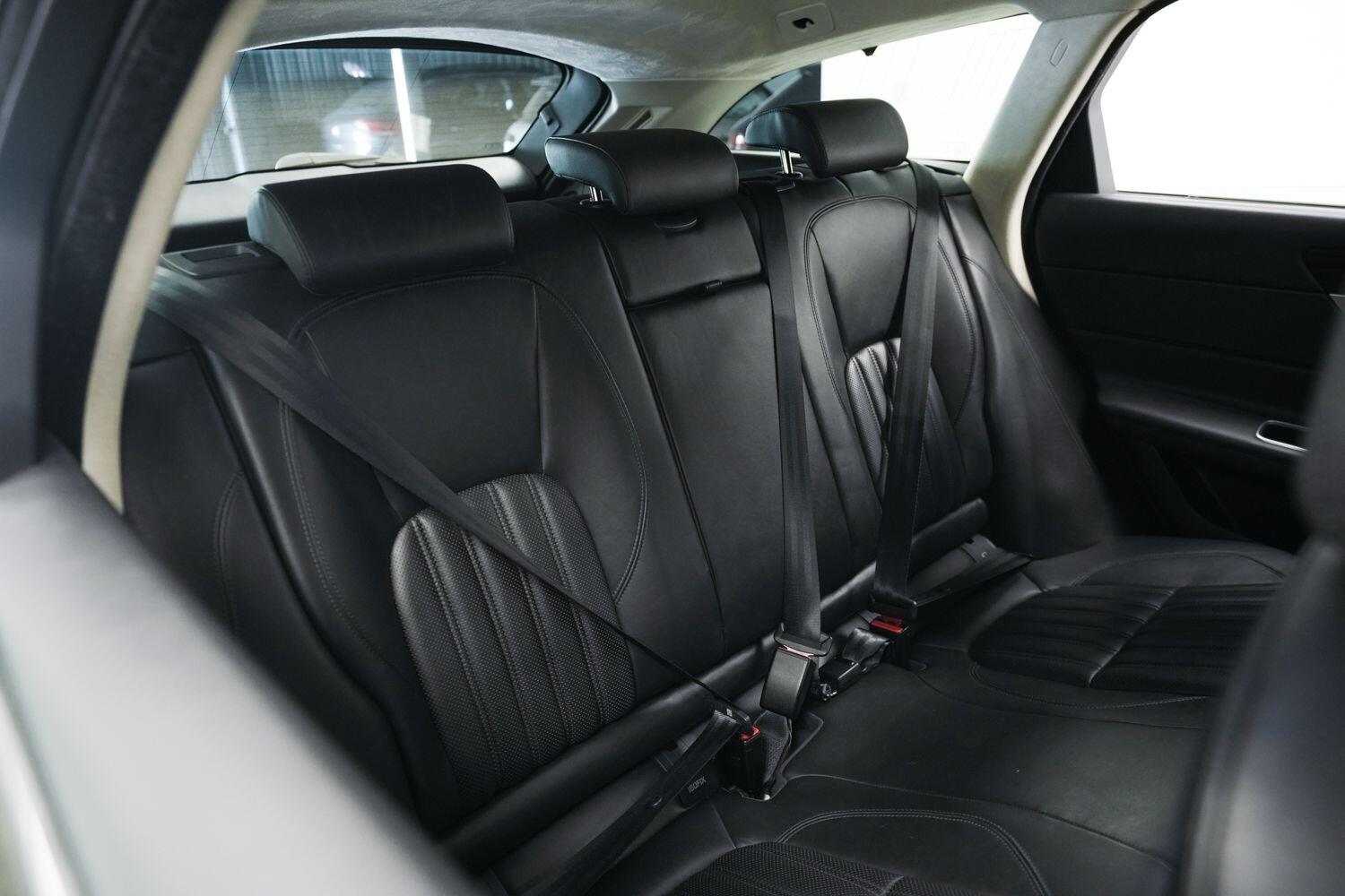 Jaguar XF view 14