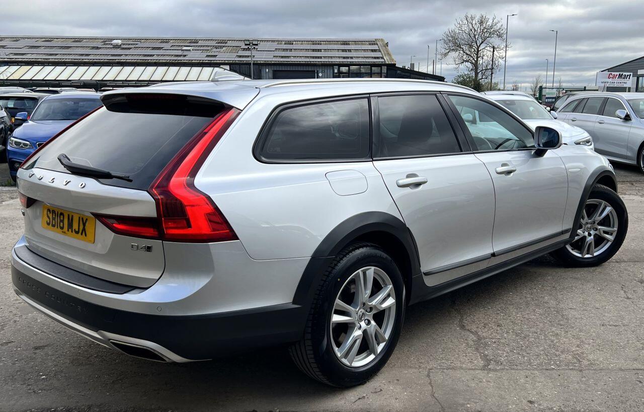 Volvo V90 Cross Country view 3