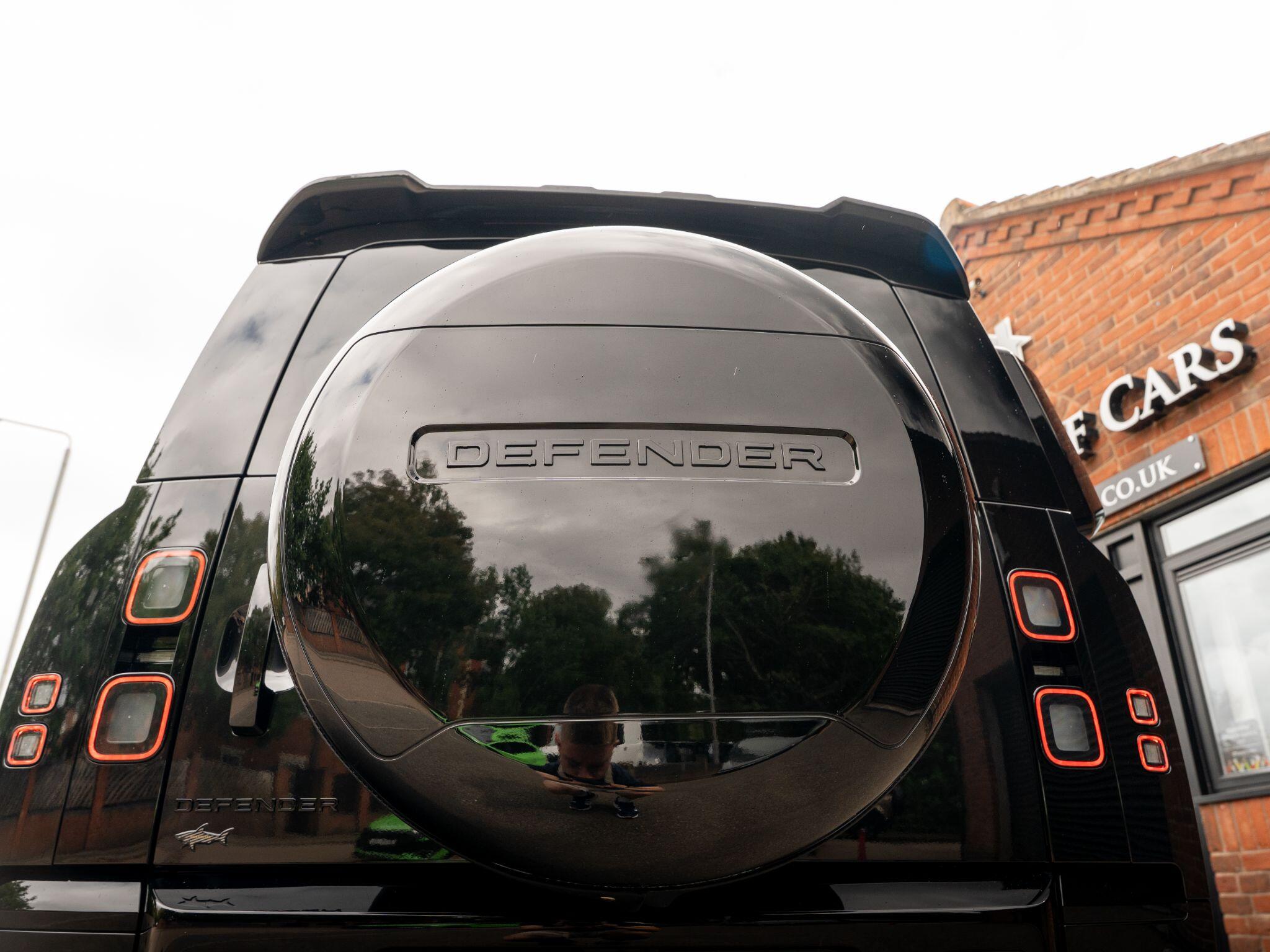 Land Rover Defender 110 view 28