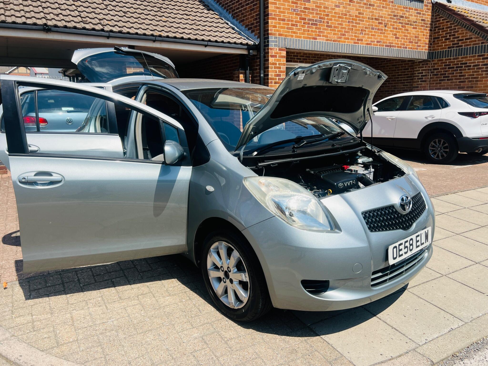 Toyota Yaris view 3