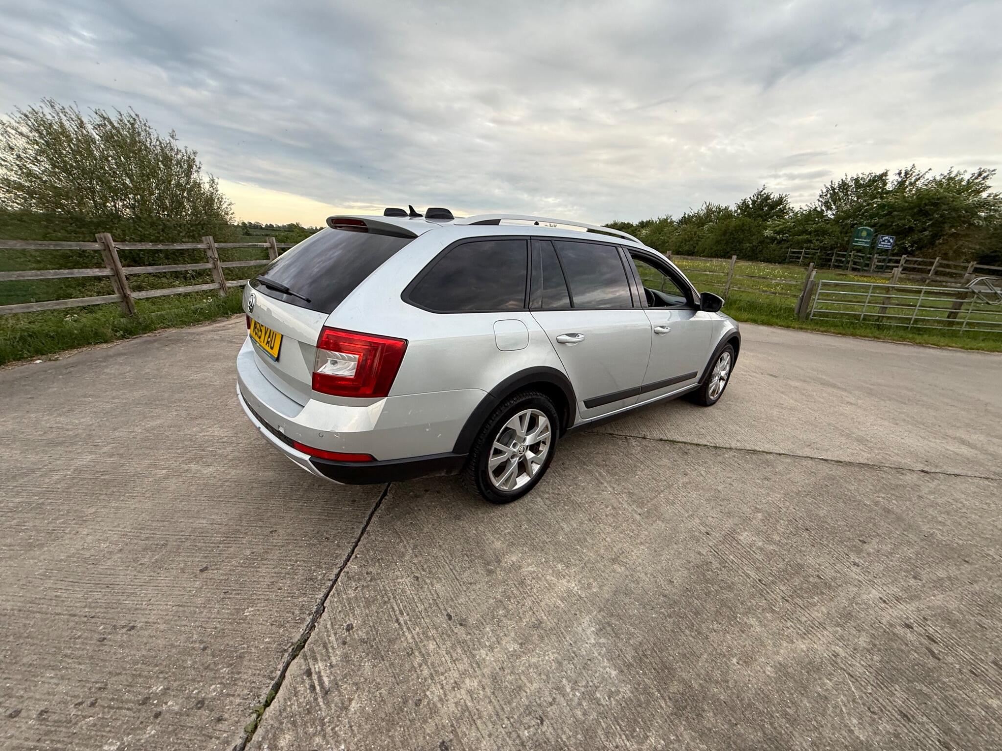 Skoda Octavia 2.0 TDI Scout 4WD Euro 6 (s/s) 5dr — photo 16 of 50