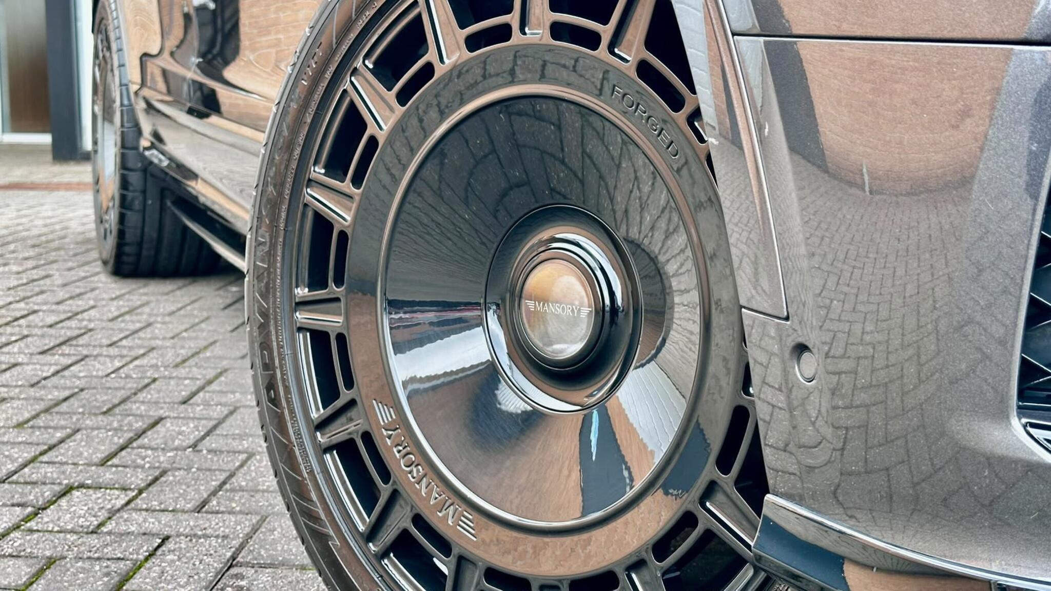 Bentley Bentayga view 5