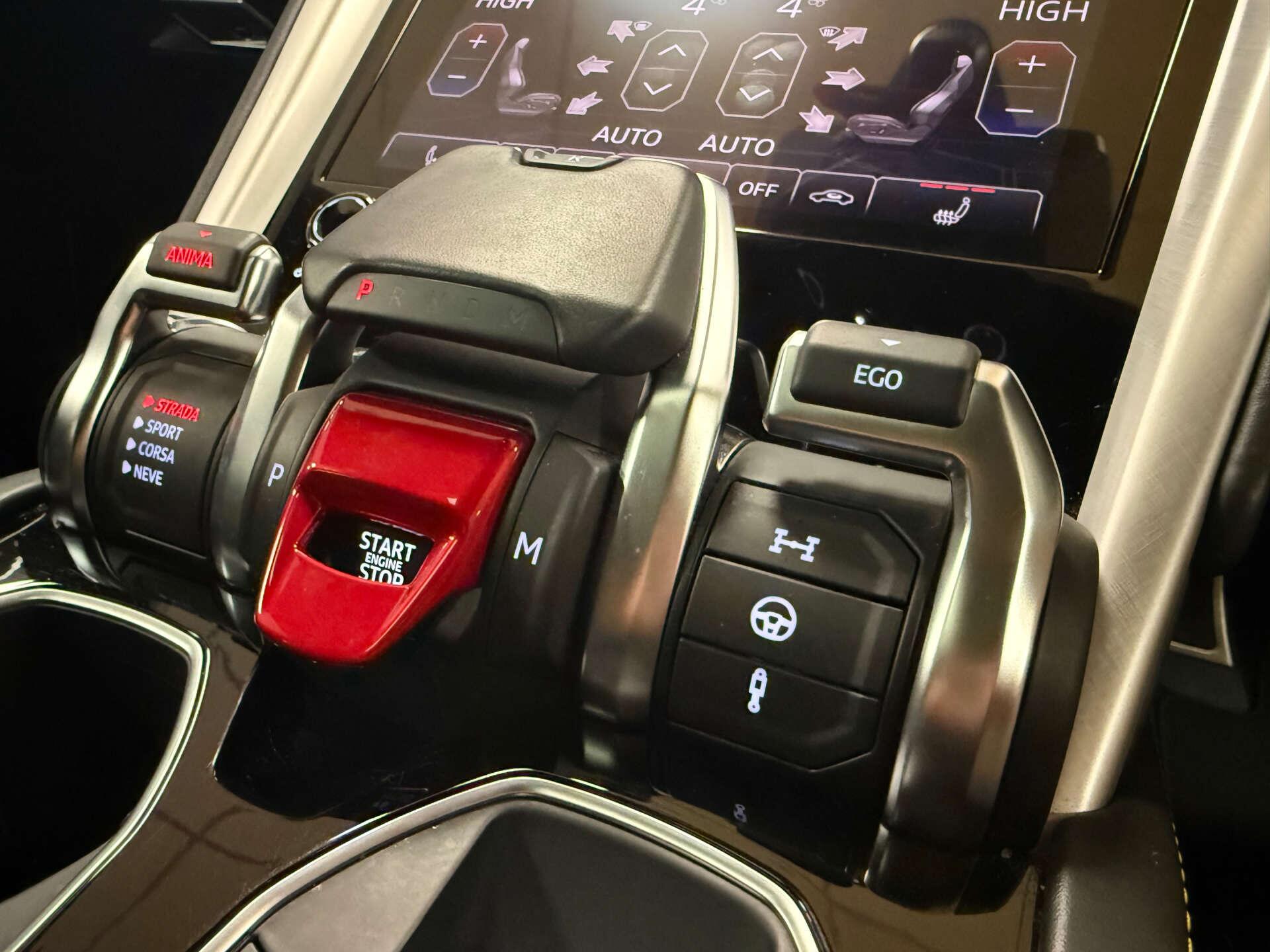 Lamborghini Urus view 32