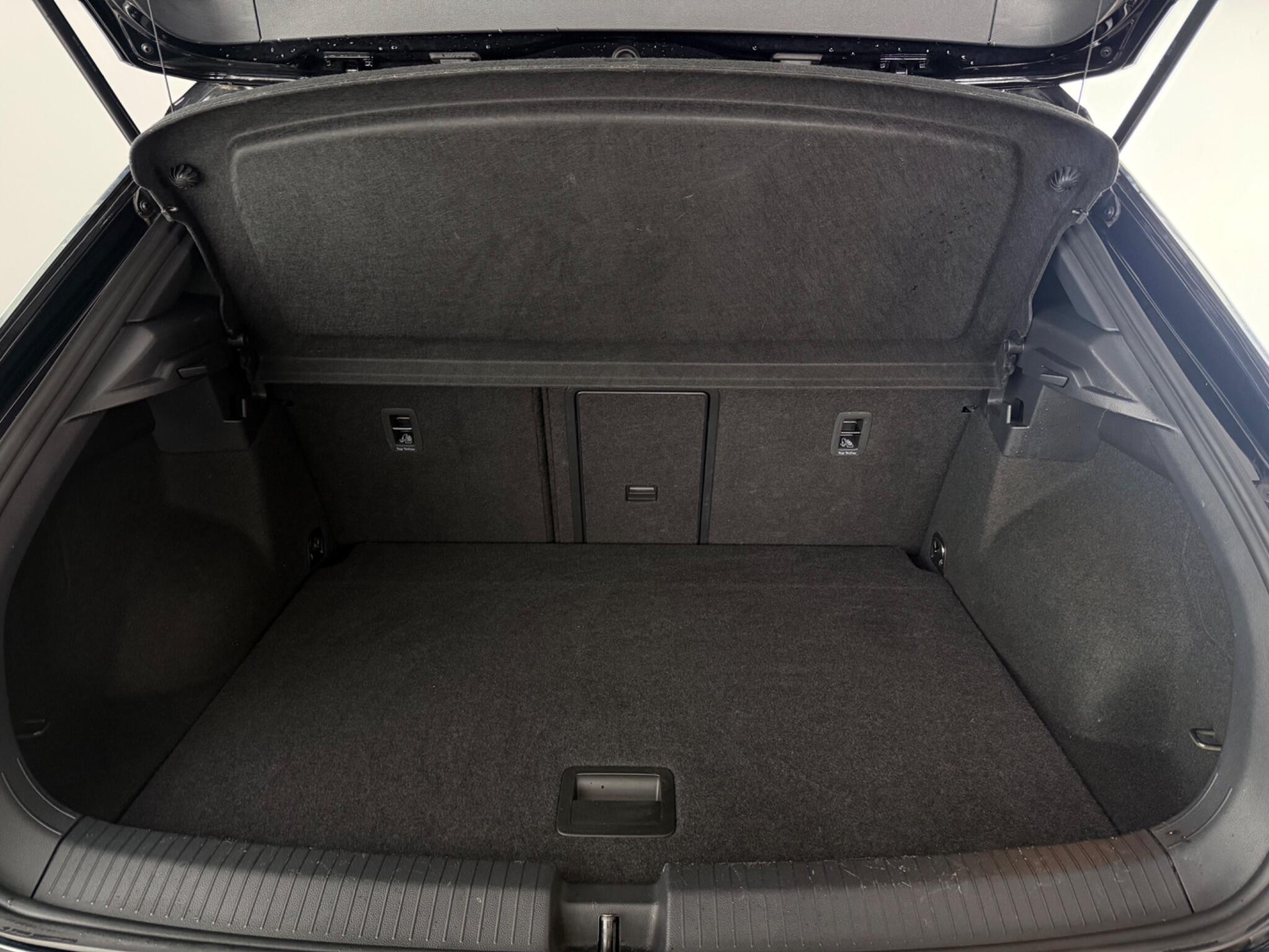 Volkswagen T-Roc view 10
