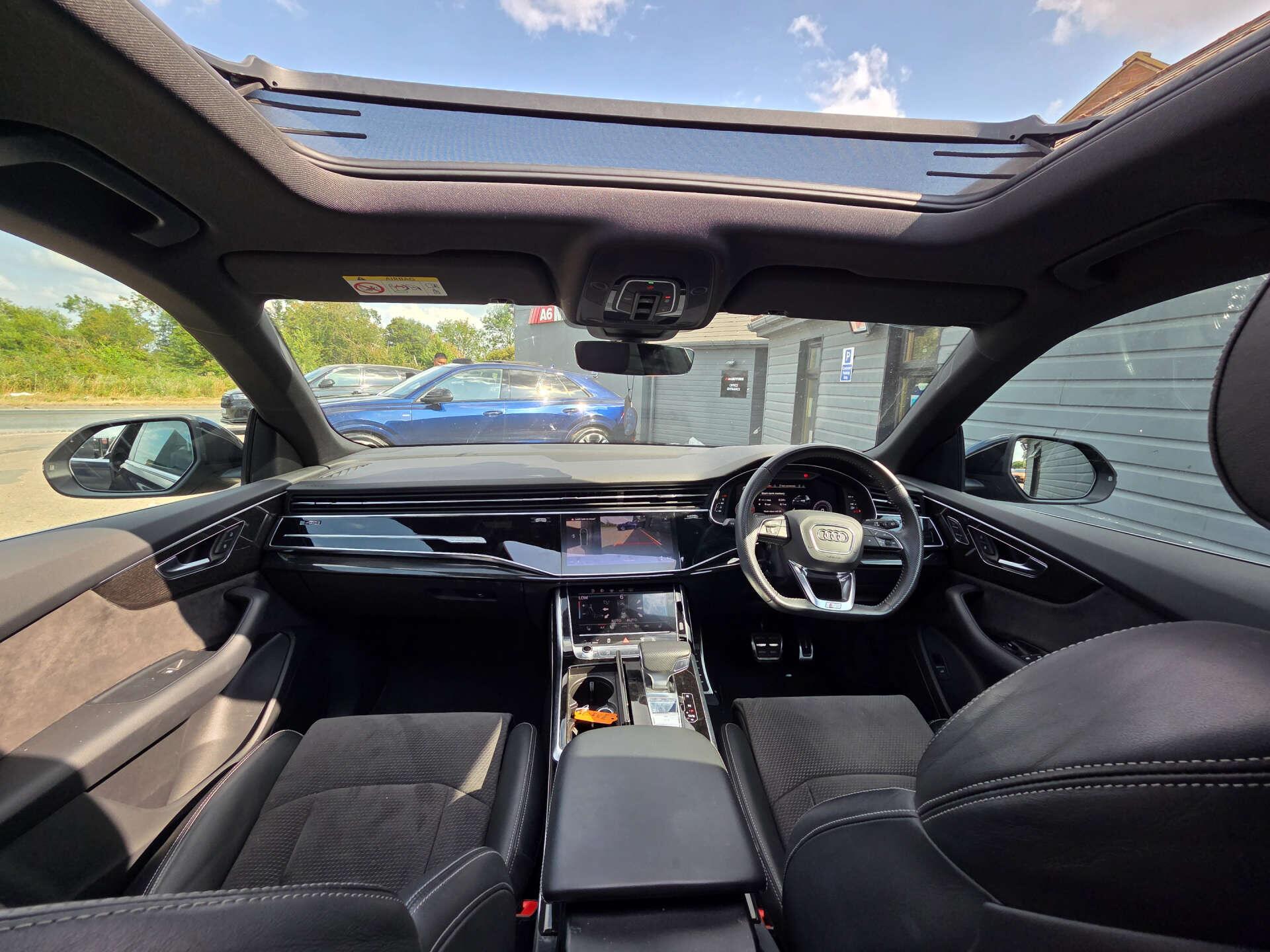 Audi Q8 view 20