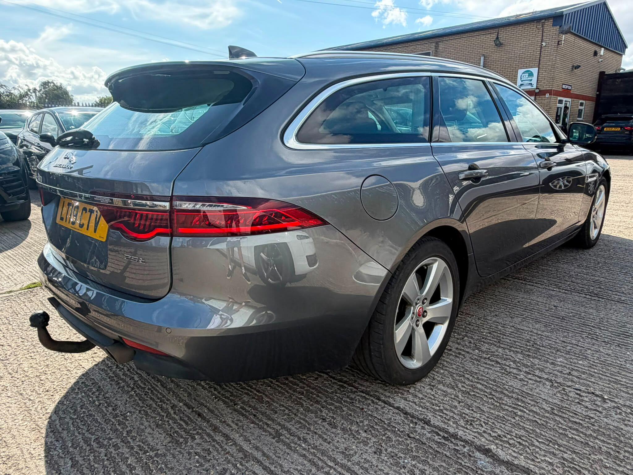 Jaguar XF view 8