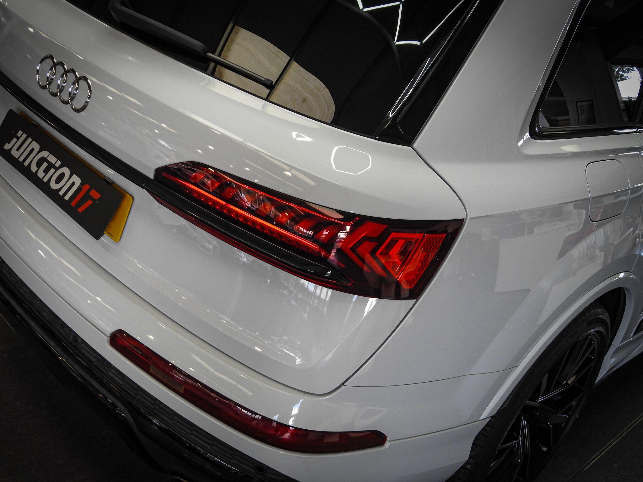 Audi SQ7 view 18