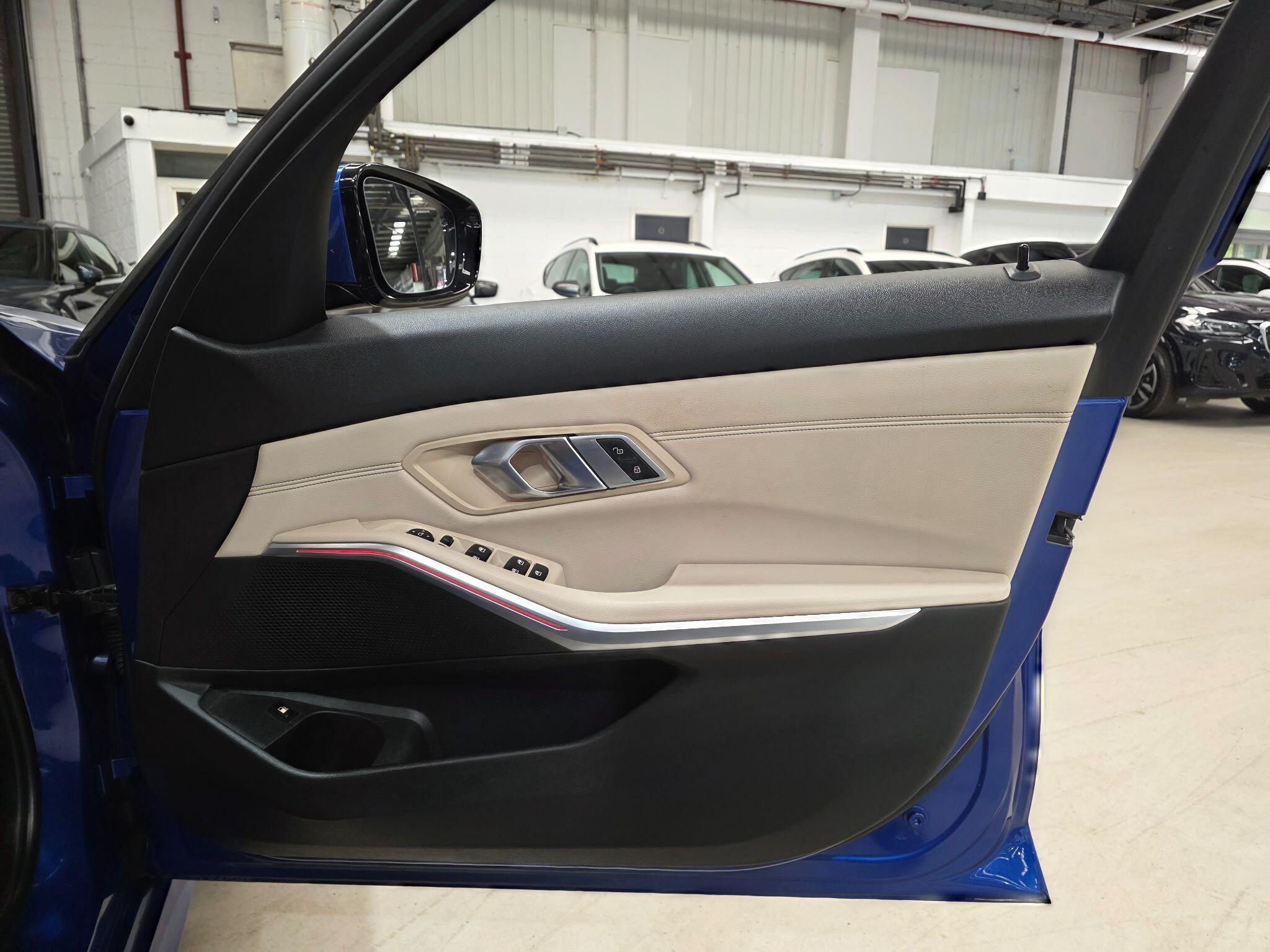BMW 3 Series view 16