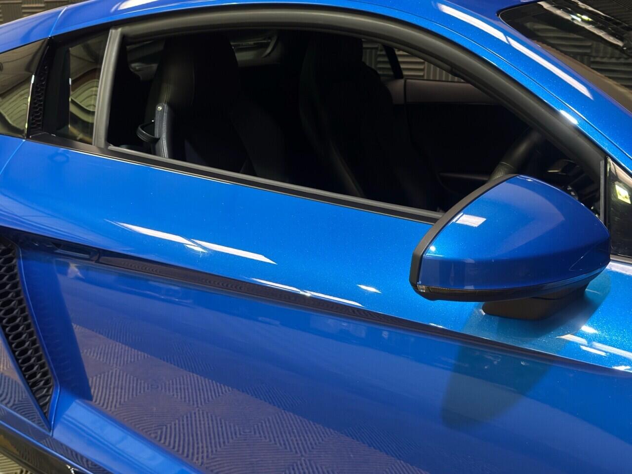Audi R8 view 9