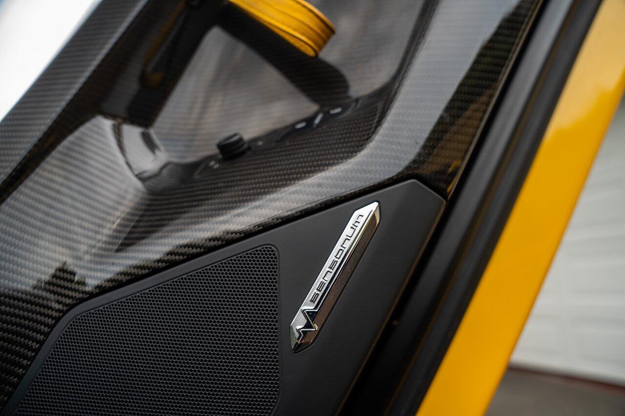 Lamborghini Aventador view 75