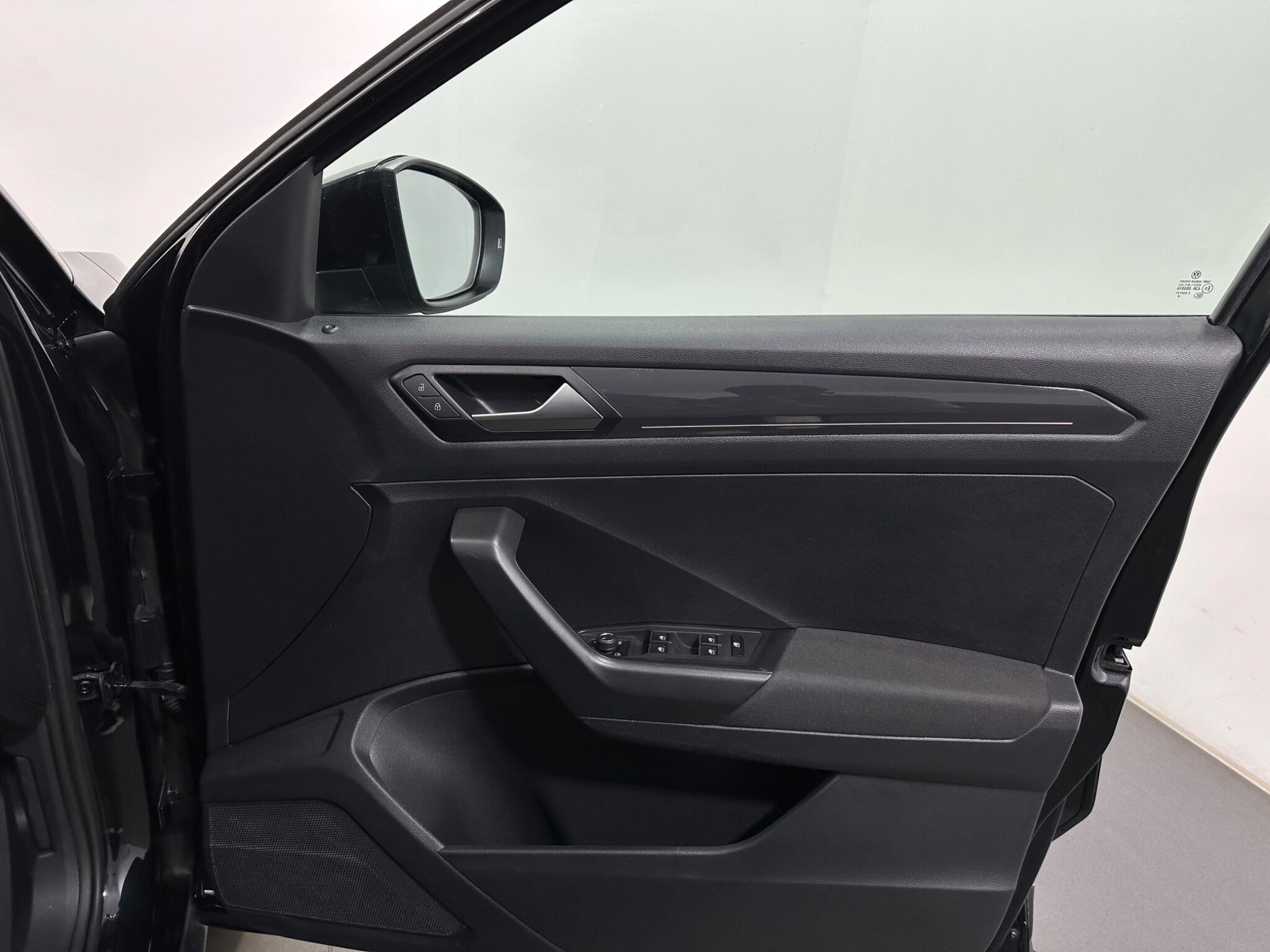 Volkswagen T-Roc view 33