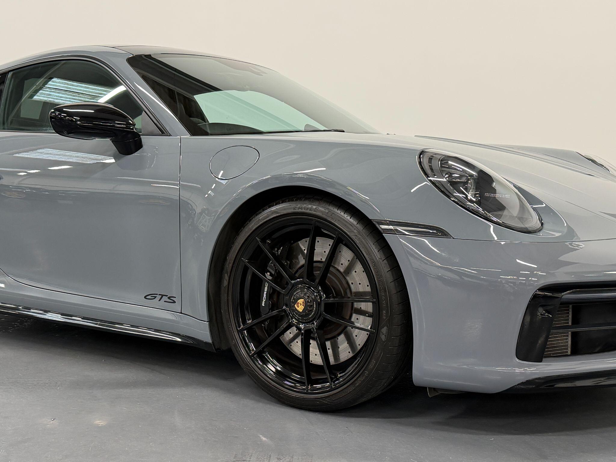 Porsche 911 view 6