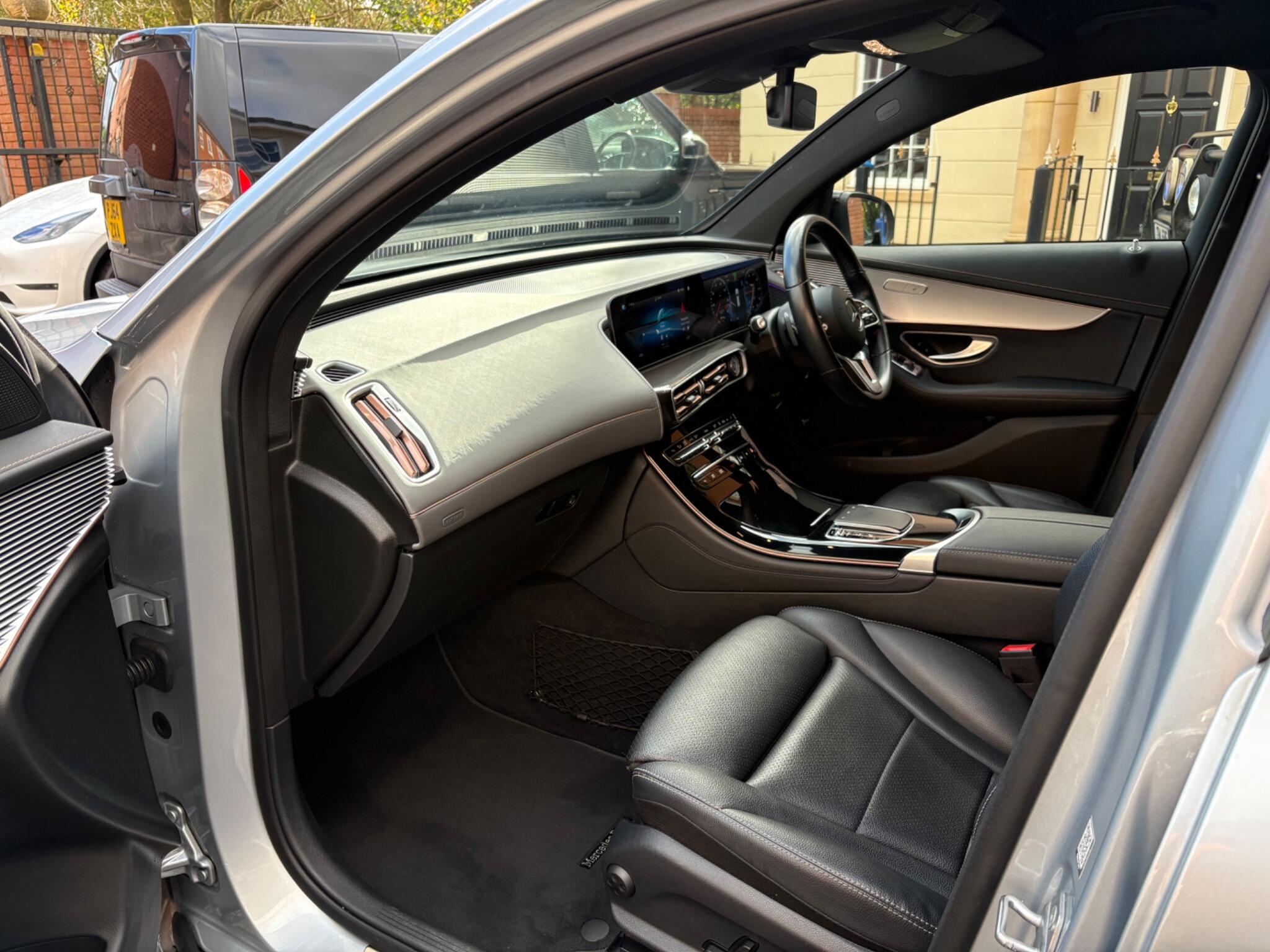 Mercedes-Benz EQC view 22