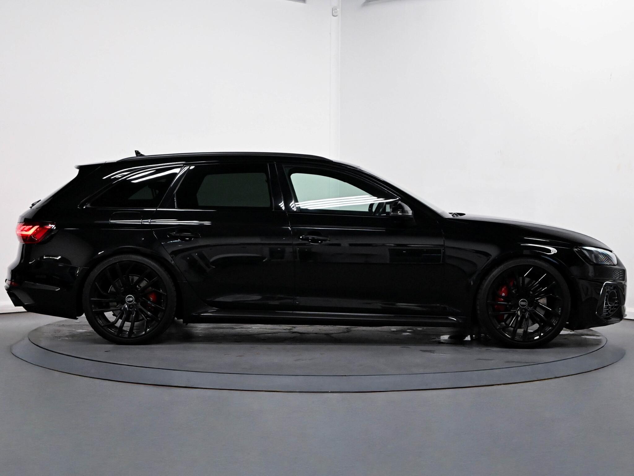 Audi RS4 Avant view 26