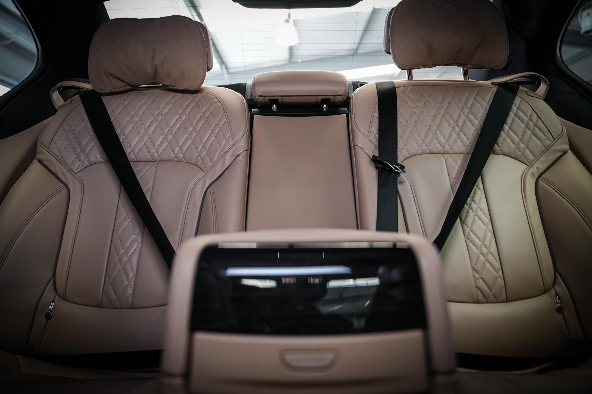 BMW 7 Series view 24