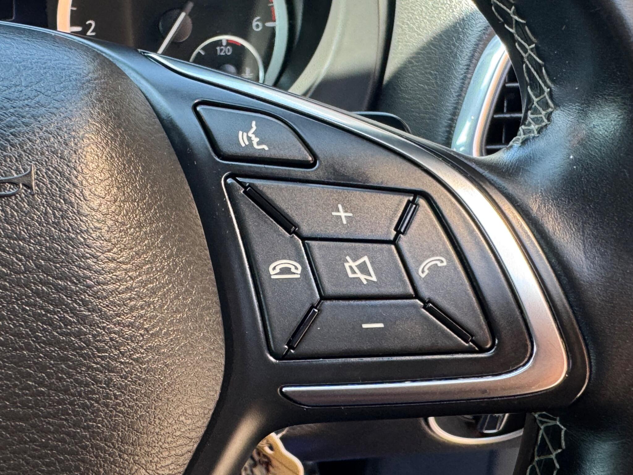 Infiniti Q30 view 17