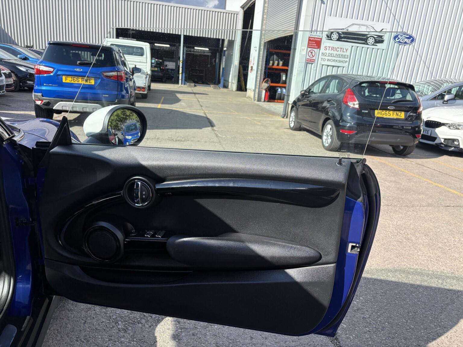 Mini Convertible view 23