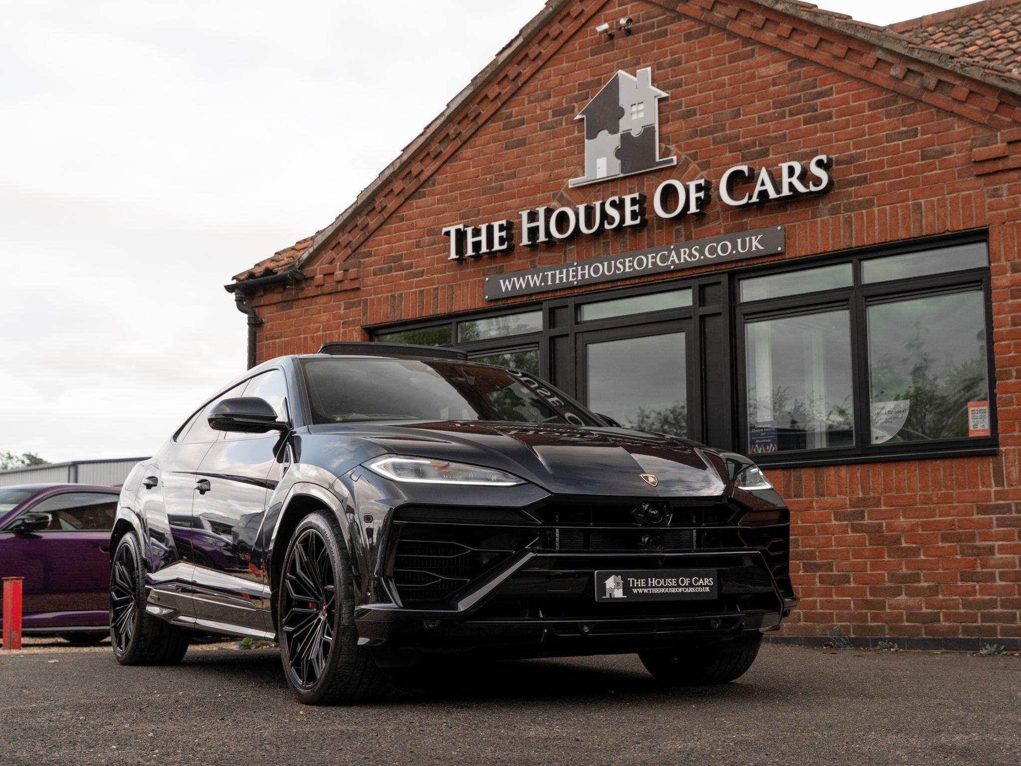 Lamborghini Urus view 3