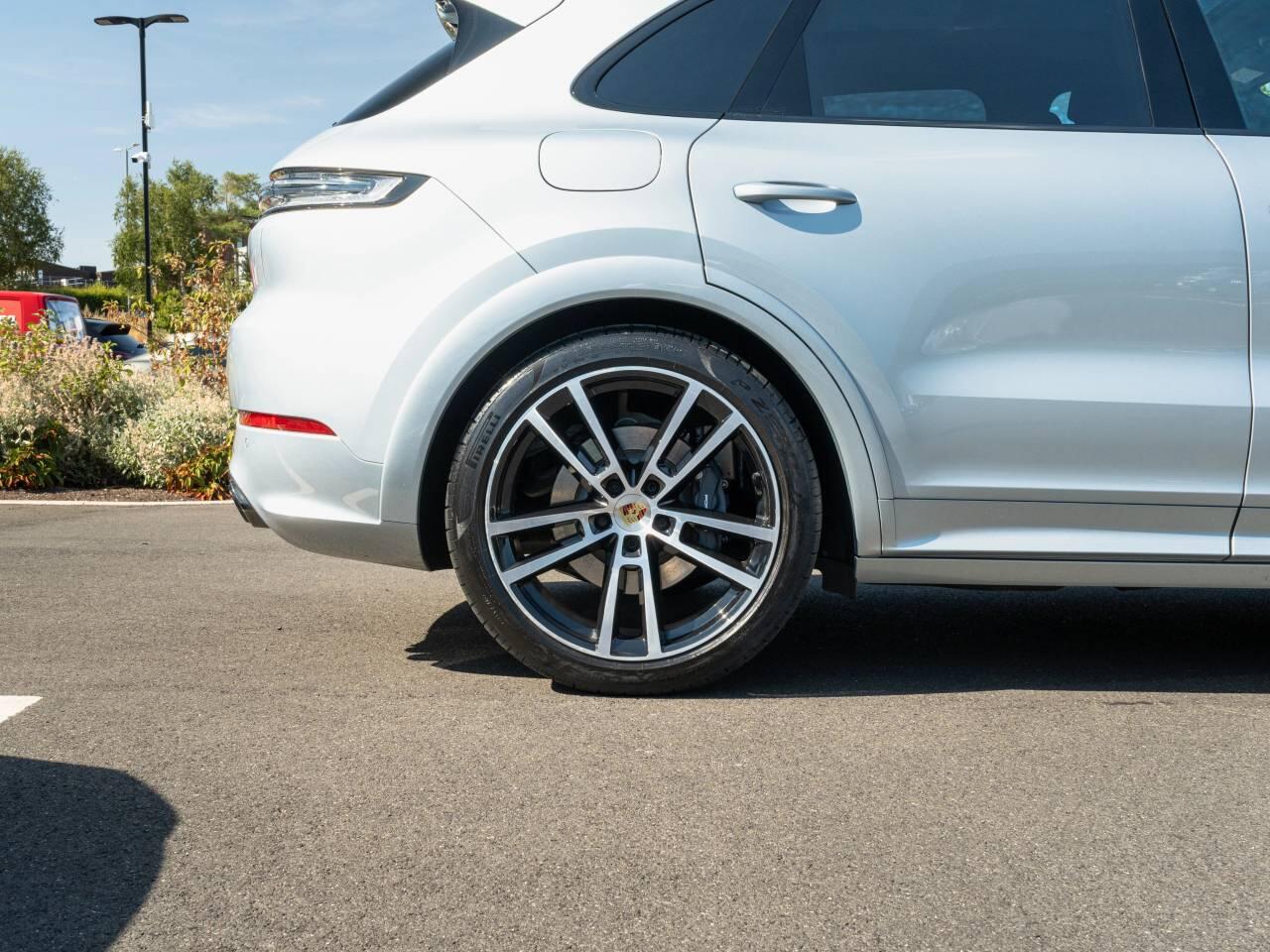 Porsche Cayenne view 12