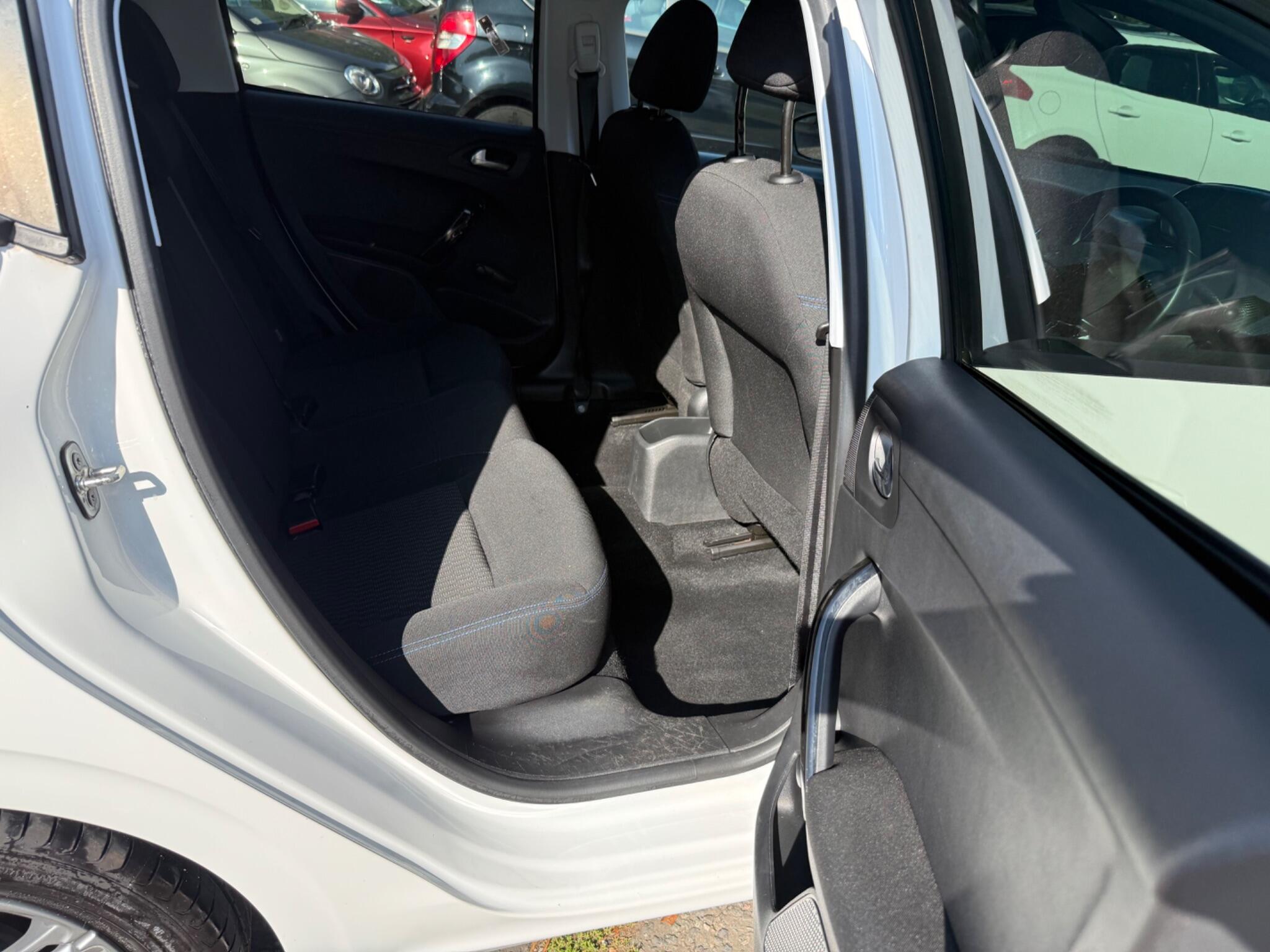 Peugeot 208 view 18
