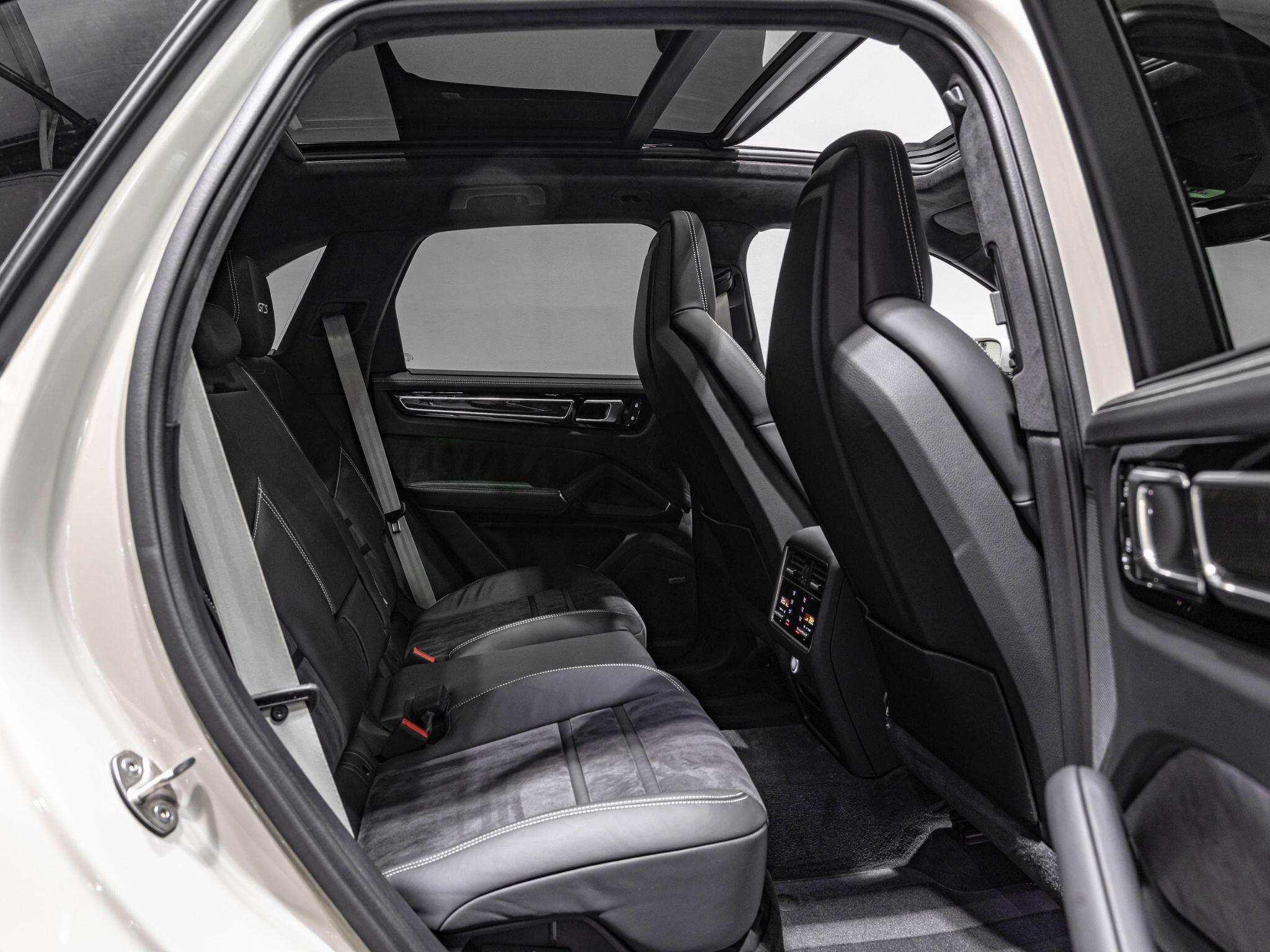 Porsche Cayenne view 31