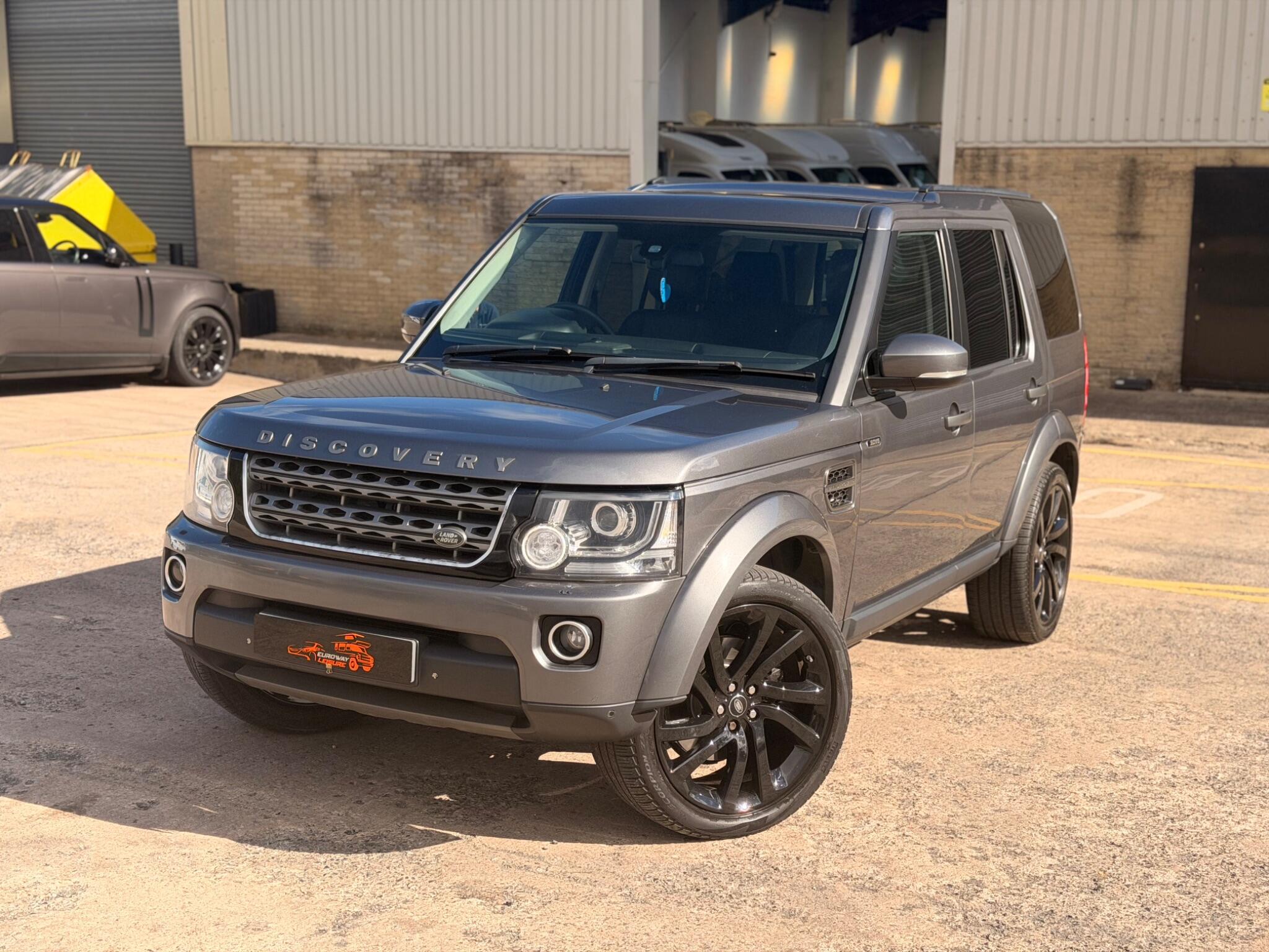 Land Rover Discovery view 3