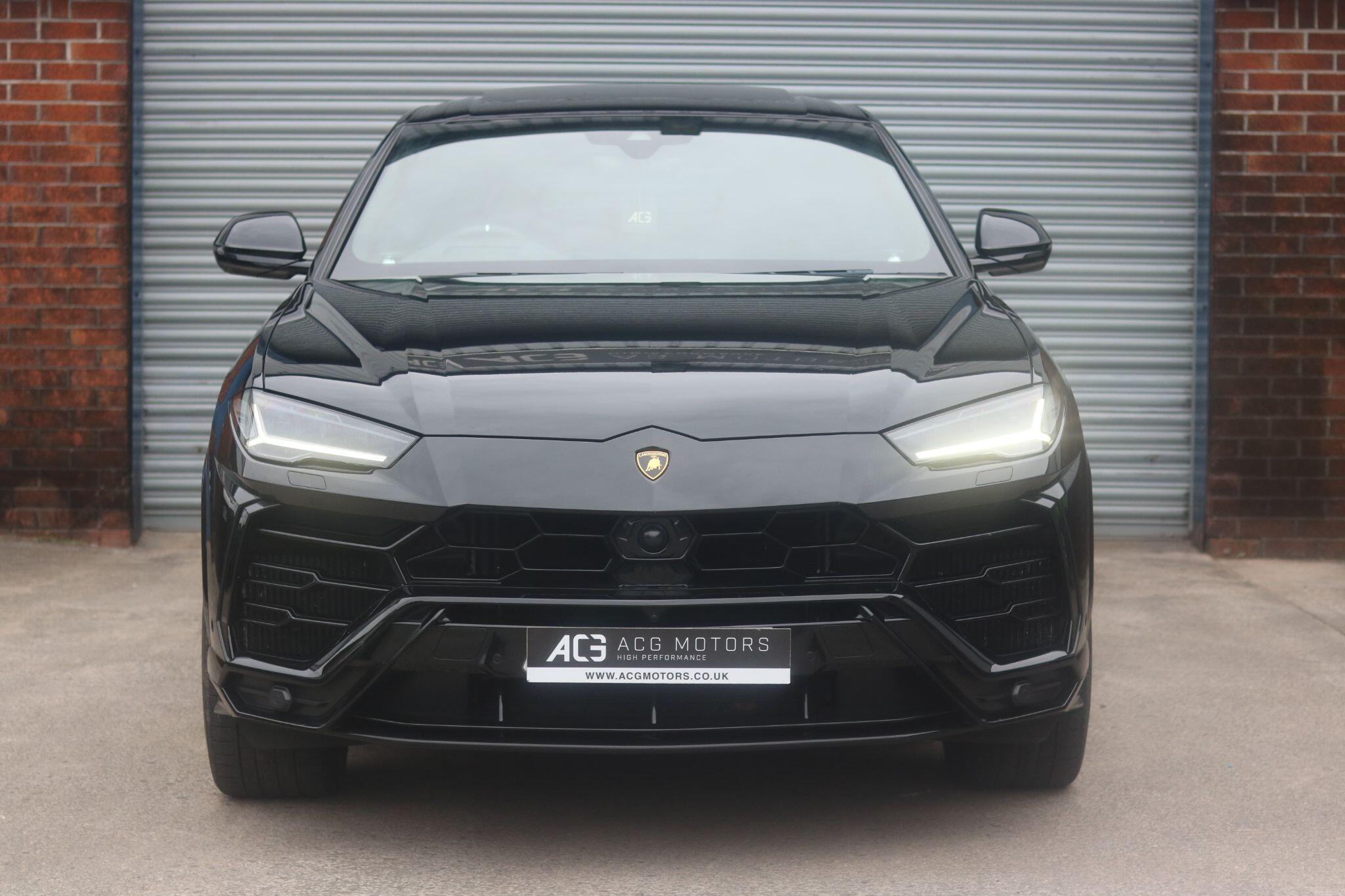 Lamborghini Urus view 3