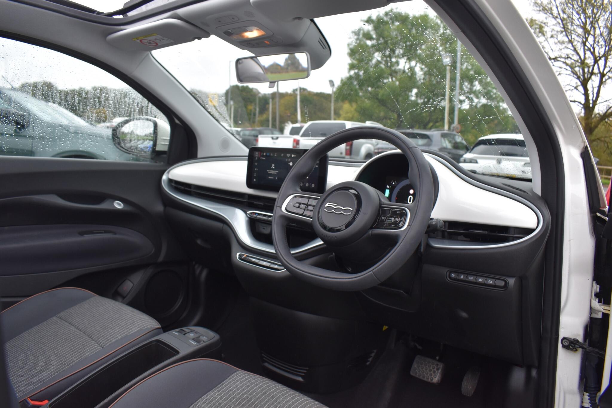 500e C - 42kWh Icon Auto 2dr - Image 8
