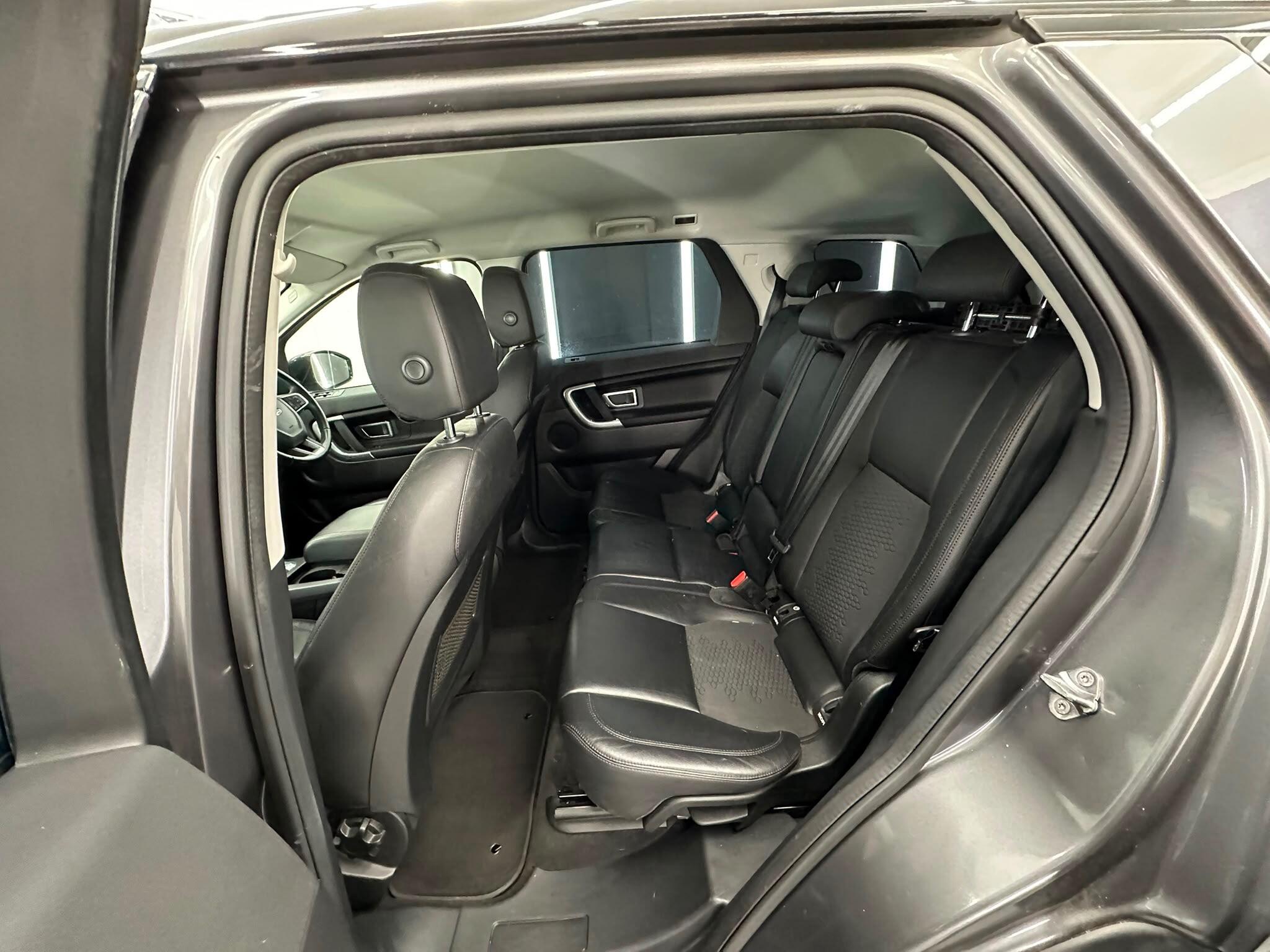 Land Rover Discovery Sport view 32