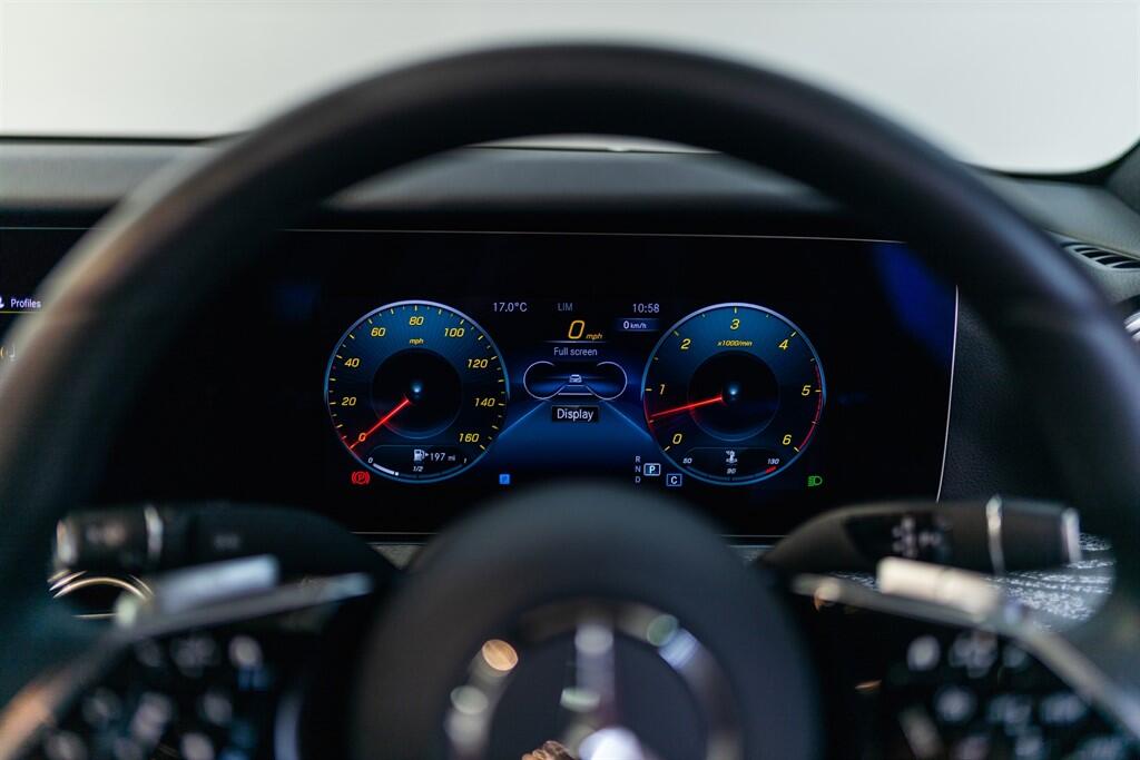 Mercedes-Benz E-Class view 37