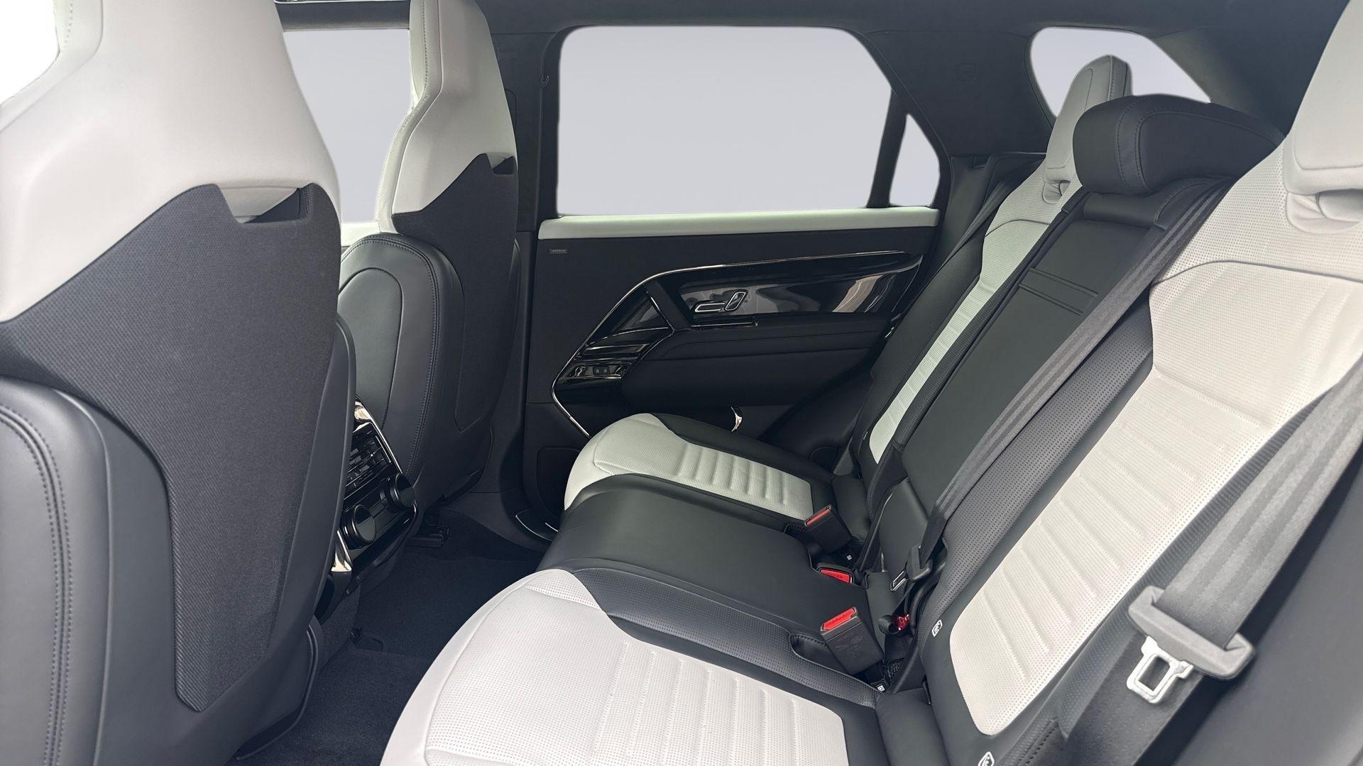 Land Rover Range Rover Sport view 4