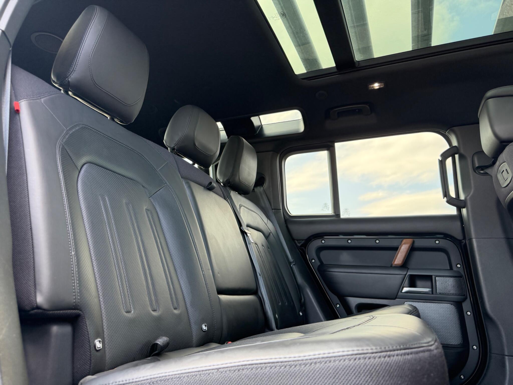 Land Rover Defender 110 view 27