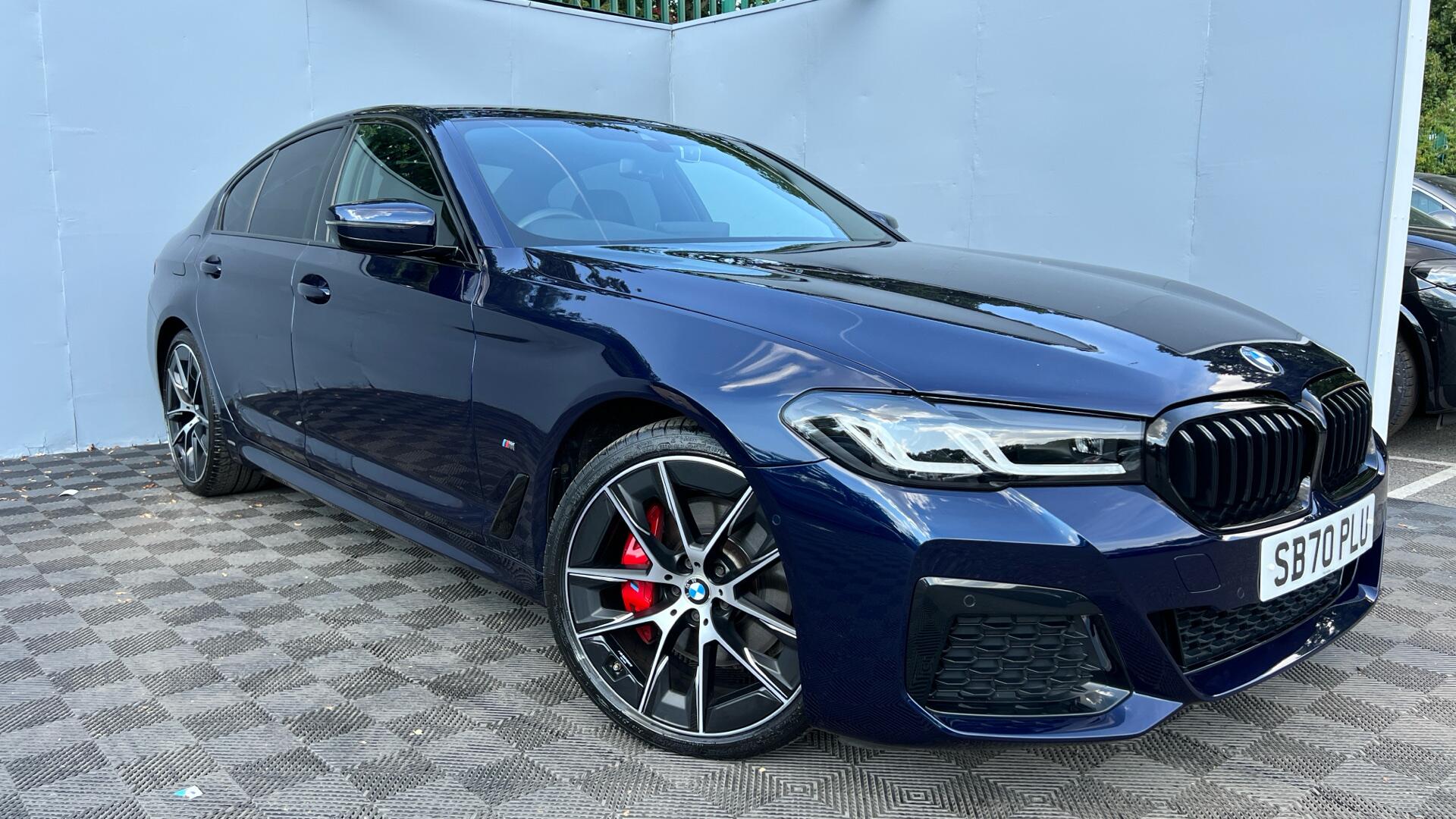 BMW 5 Series view 24