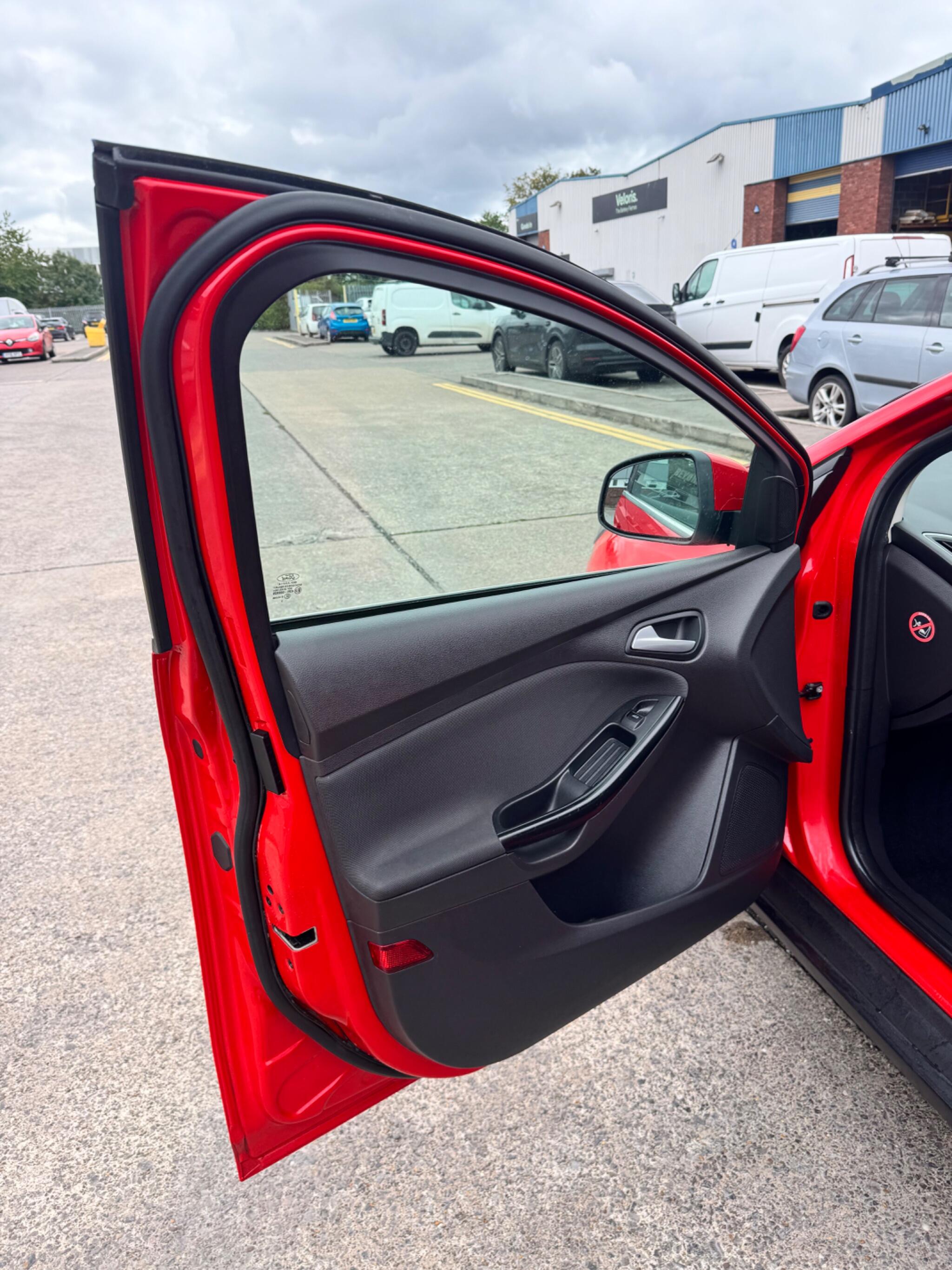 Ford Focus view 31