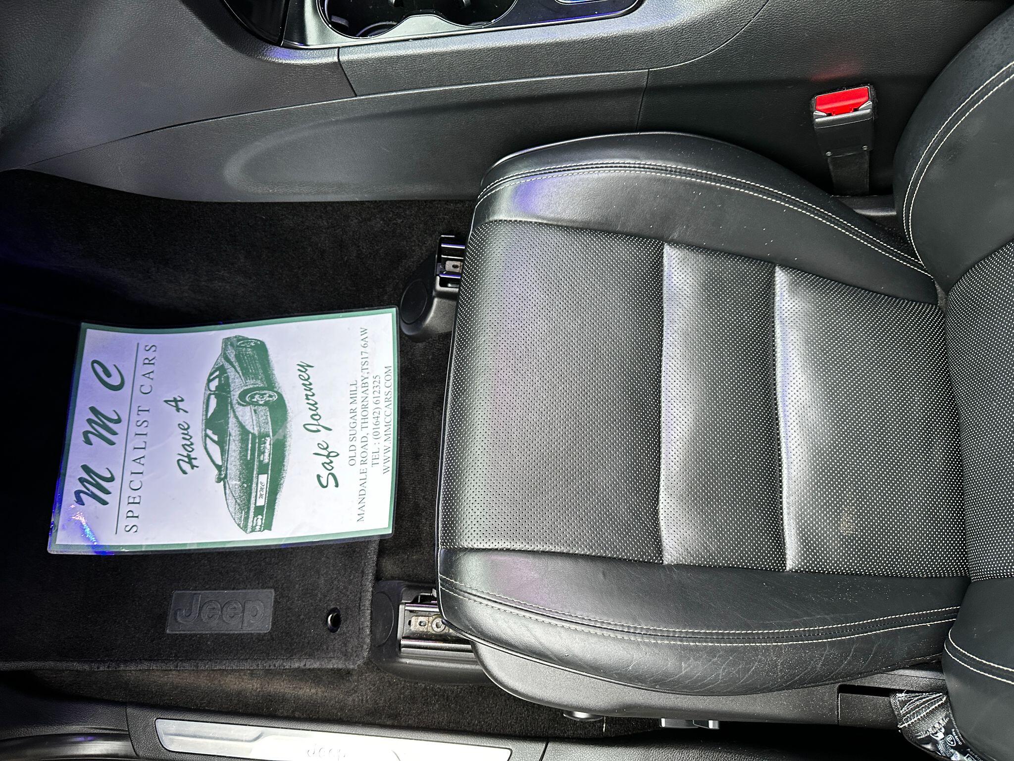 Jeep Grand Cherokee view 29