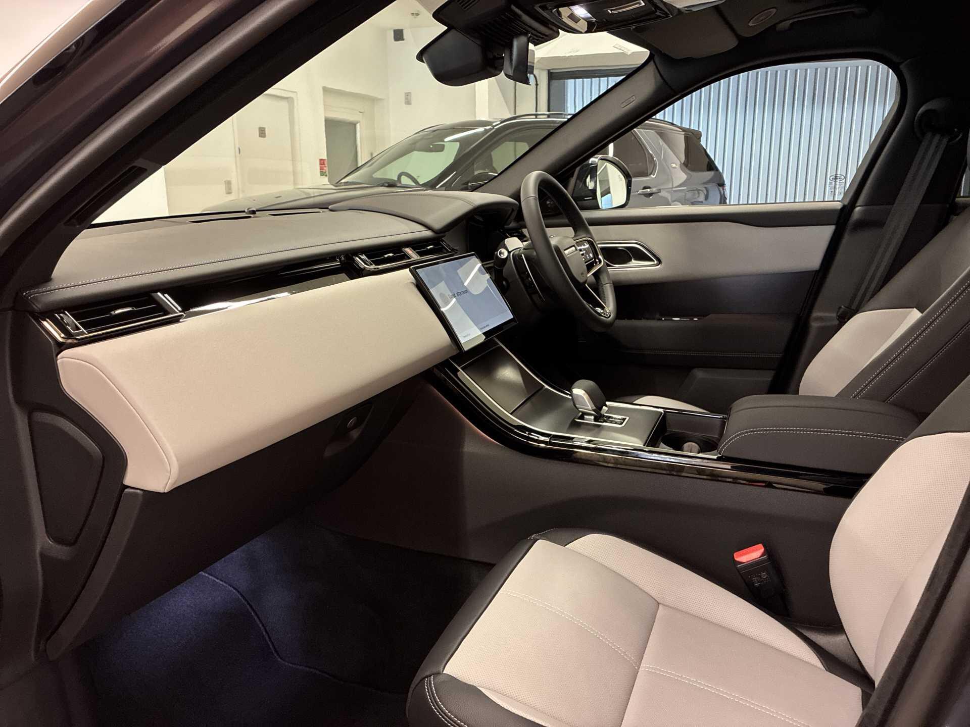 Land Rover Range Rover Velar view 3