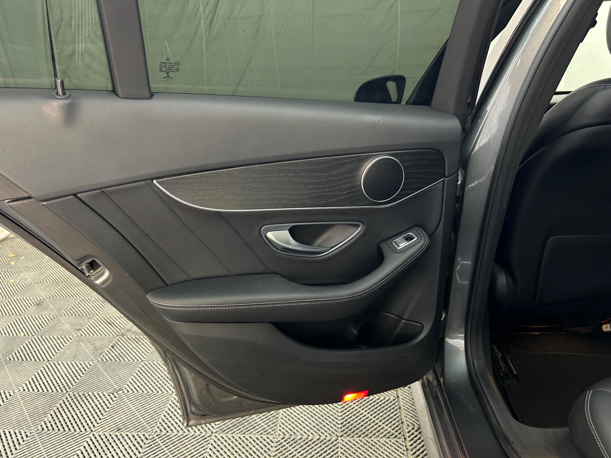 Mercedes-Benz C Class view 33