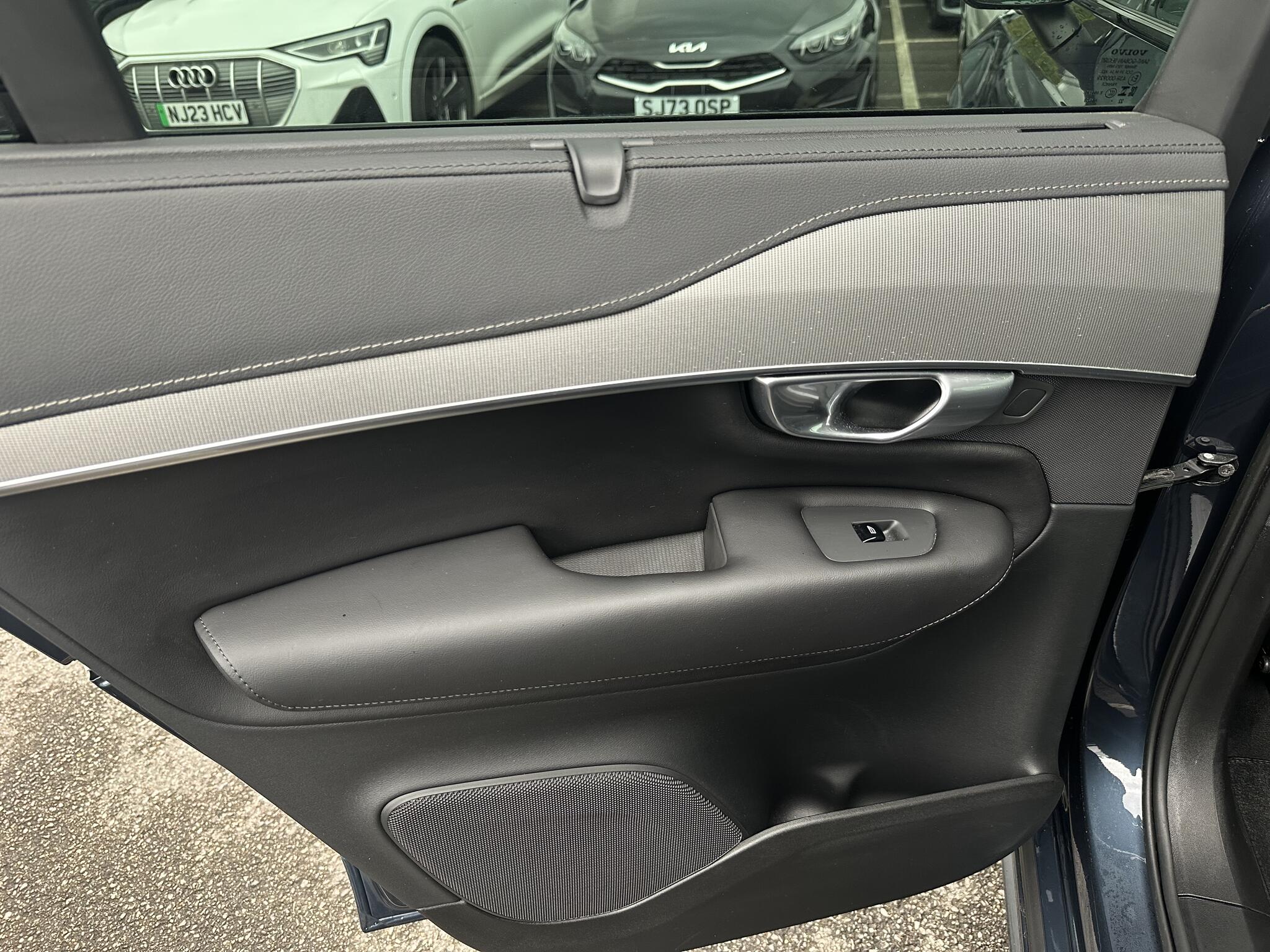 Volvo XC90 view 28