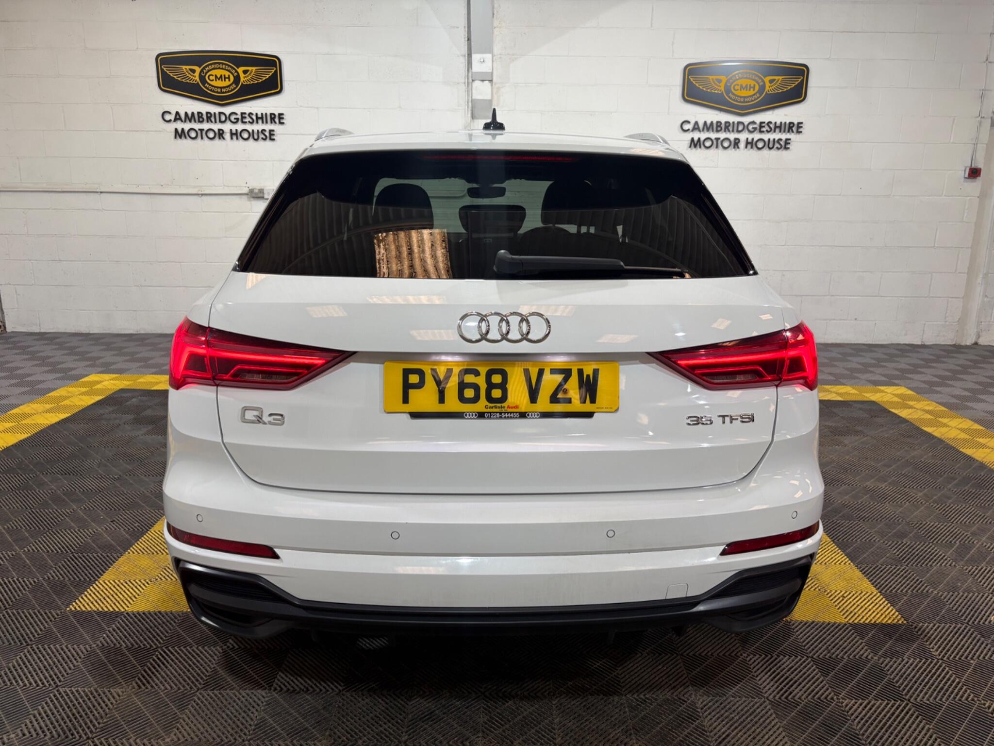 Audi Q3 view 12
