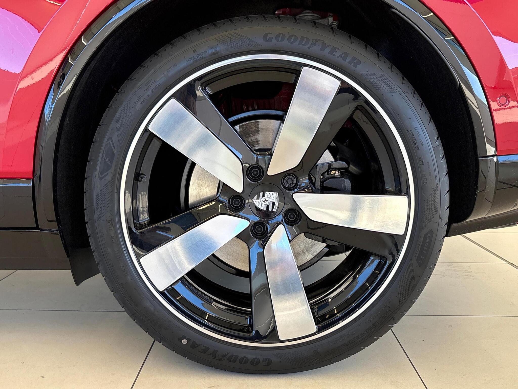 Porsche Macan view 25