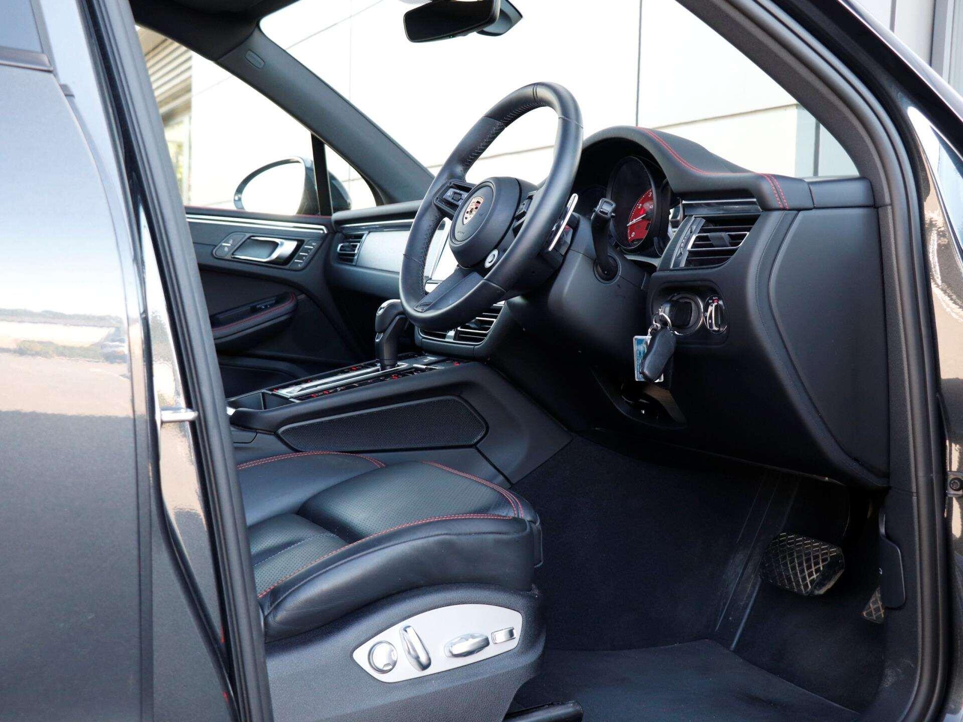 Porsche Macan view 12